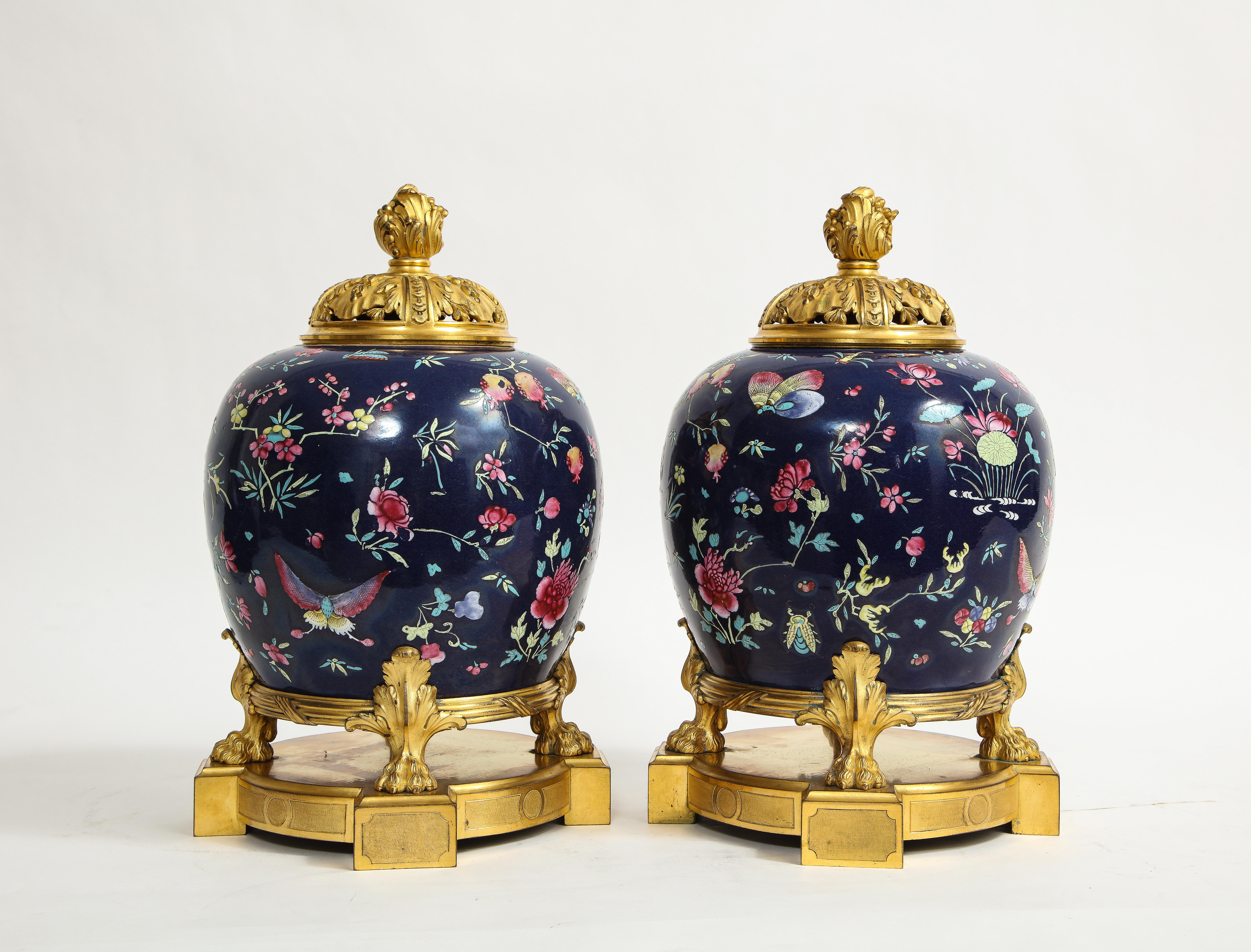 Français Pot-pourri français Louis XVI en porcelaine famille rose de Chine monté sur bronze doré en vente