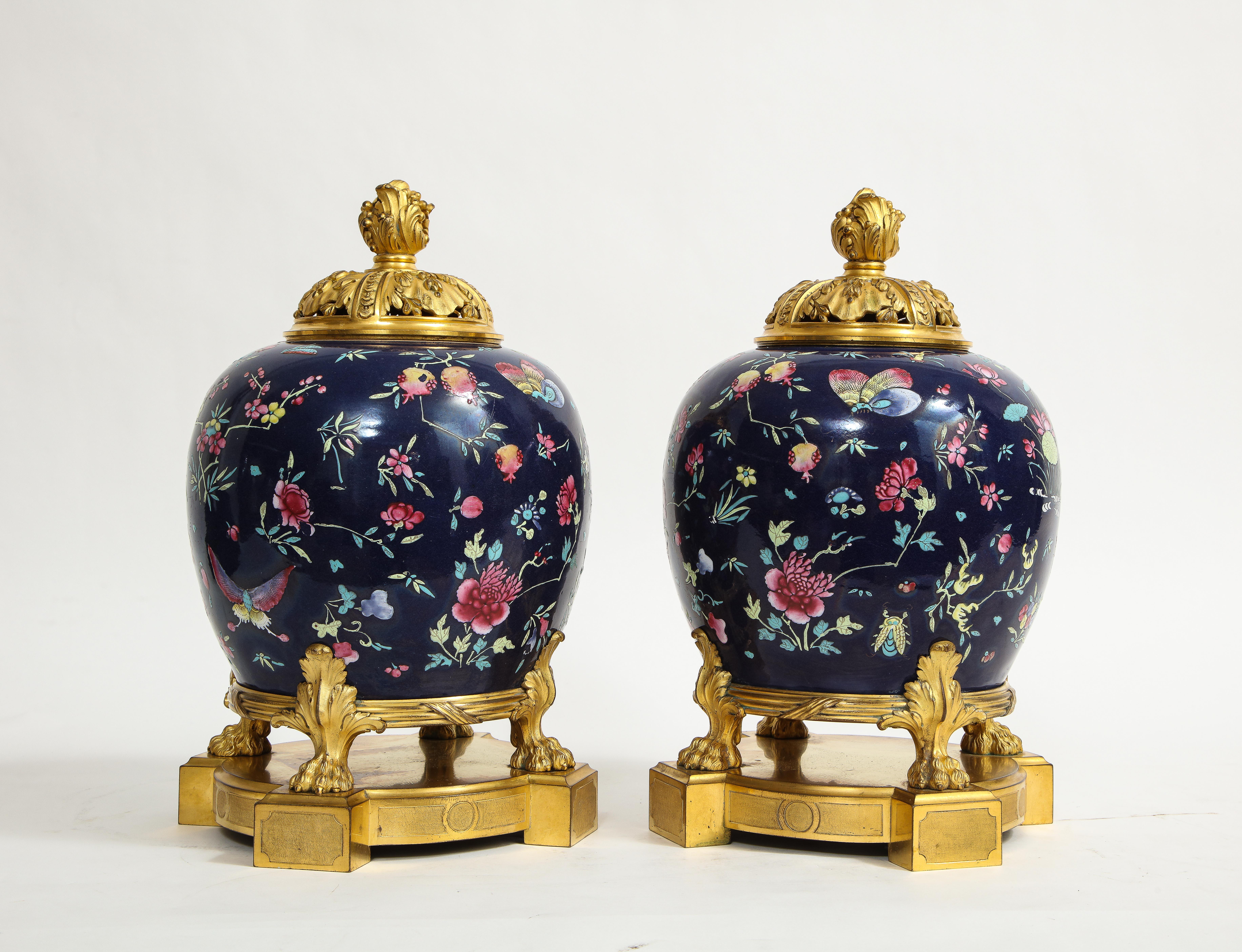 Doré Pot-pourri français Louis XVI en porcelaine famille rose de Chine monté sur bronze doré en vente