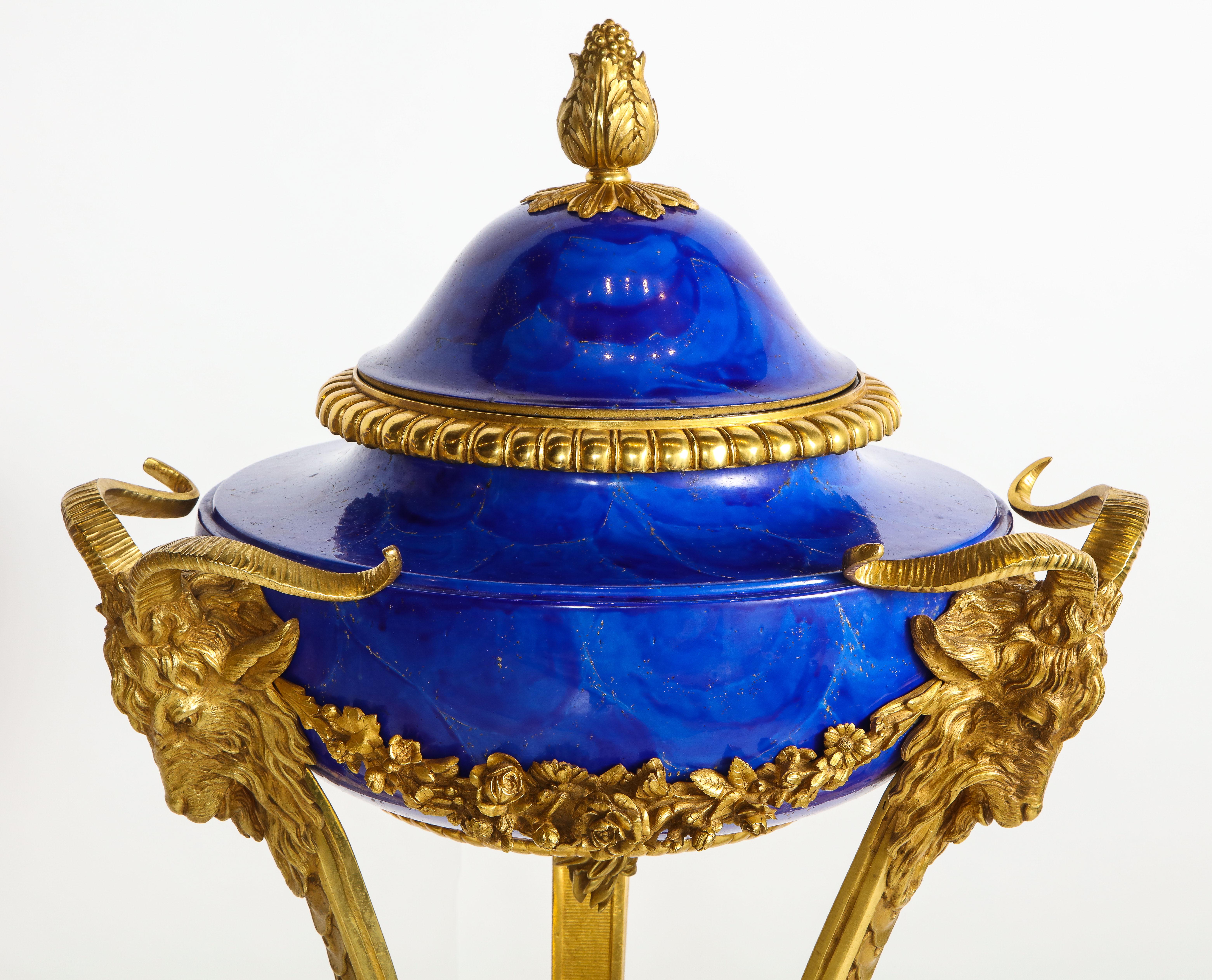 Pr Louis XVI Stil Dore Bronze Mtd Faux Lapis Lazuli Sevres Athenians/Cassoulets (Mittleres 19. Jahrhundert) im Angebot