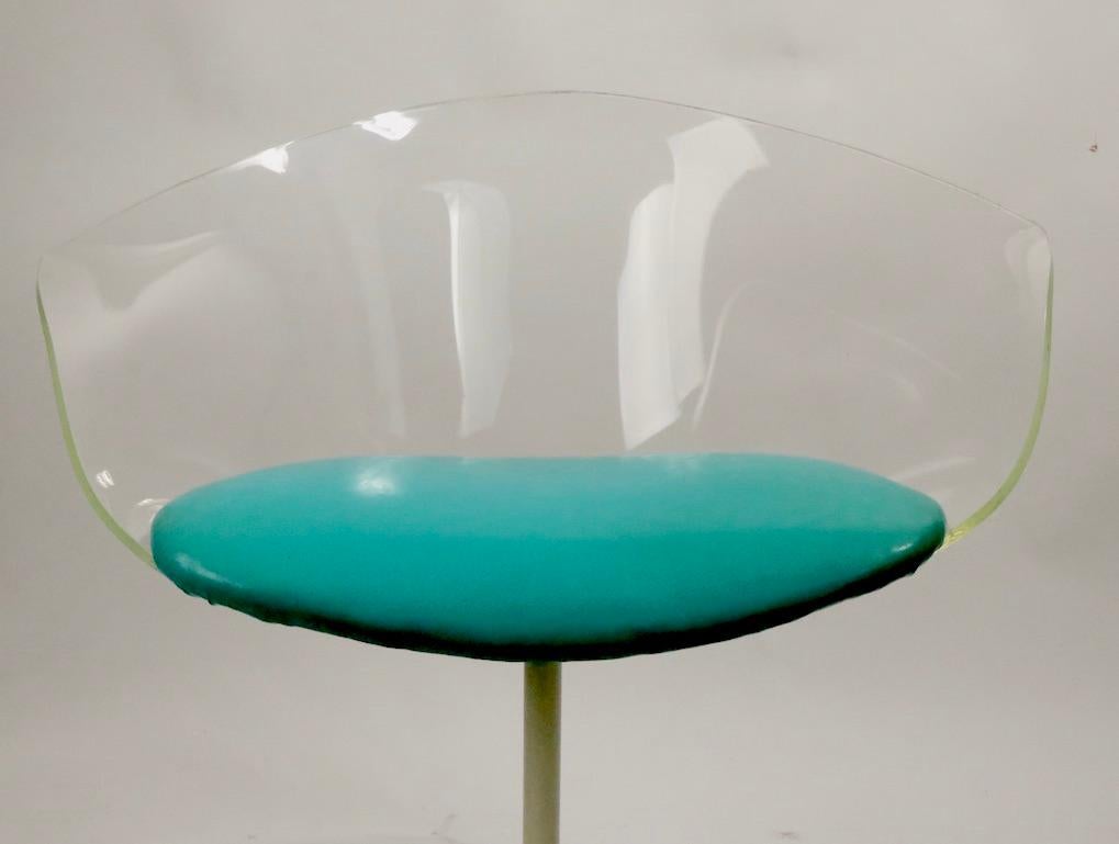 Metallo Coppia di sedie girevoli a conchiglia in lucite in vendita