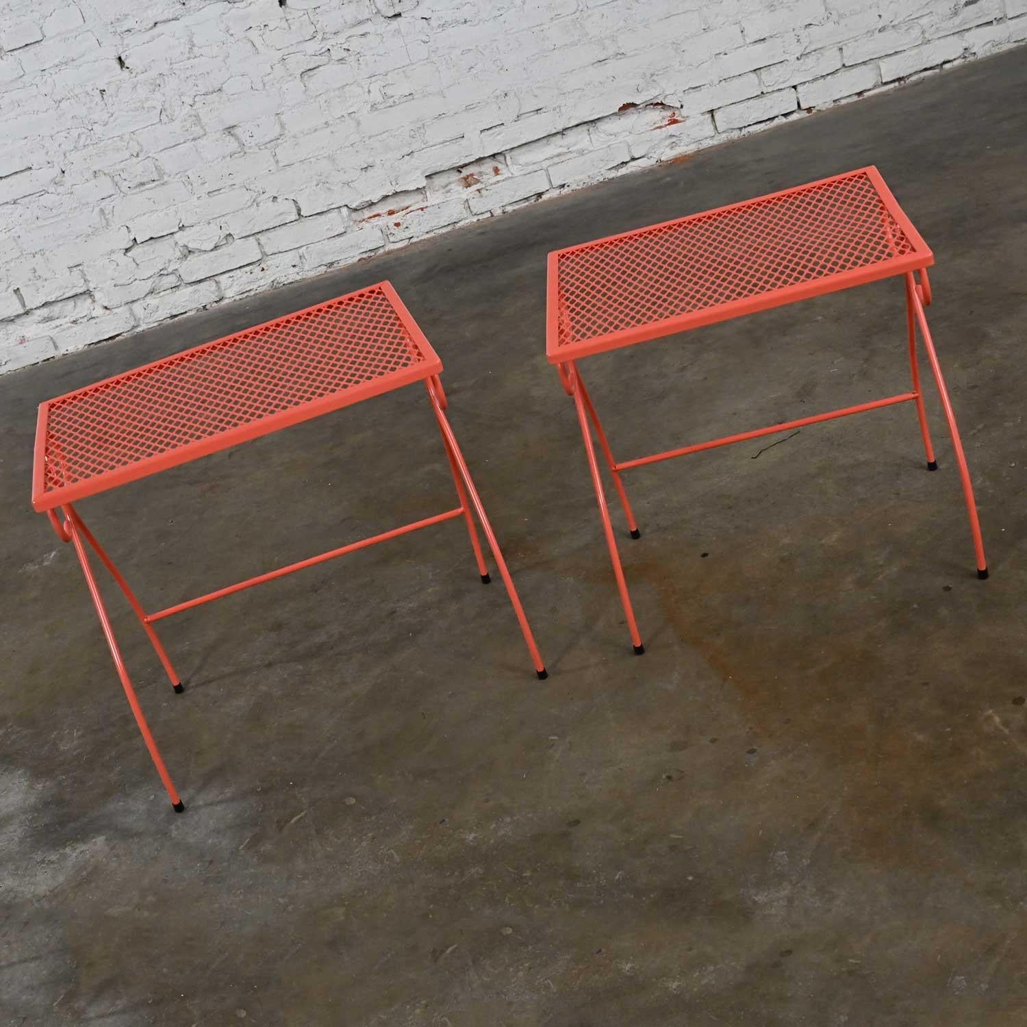 Pr MCM Coral Painted Outdoor Nesting Side Tables Metal Wire & Expanded Metal Top In Good Condition For Sale In Topeka, KS