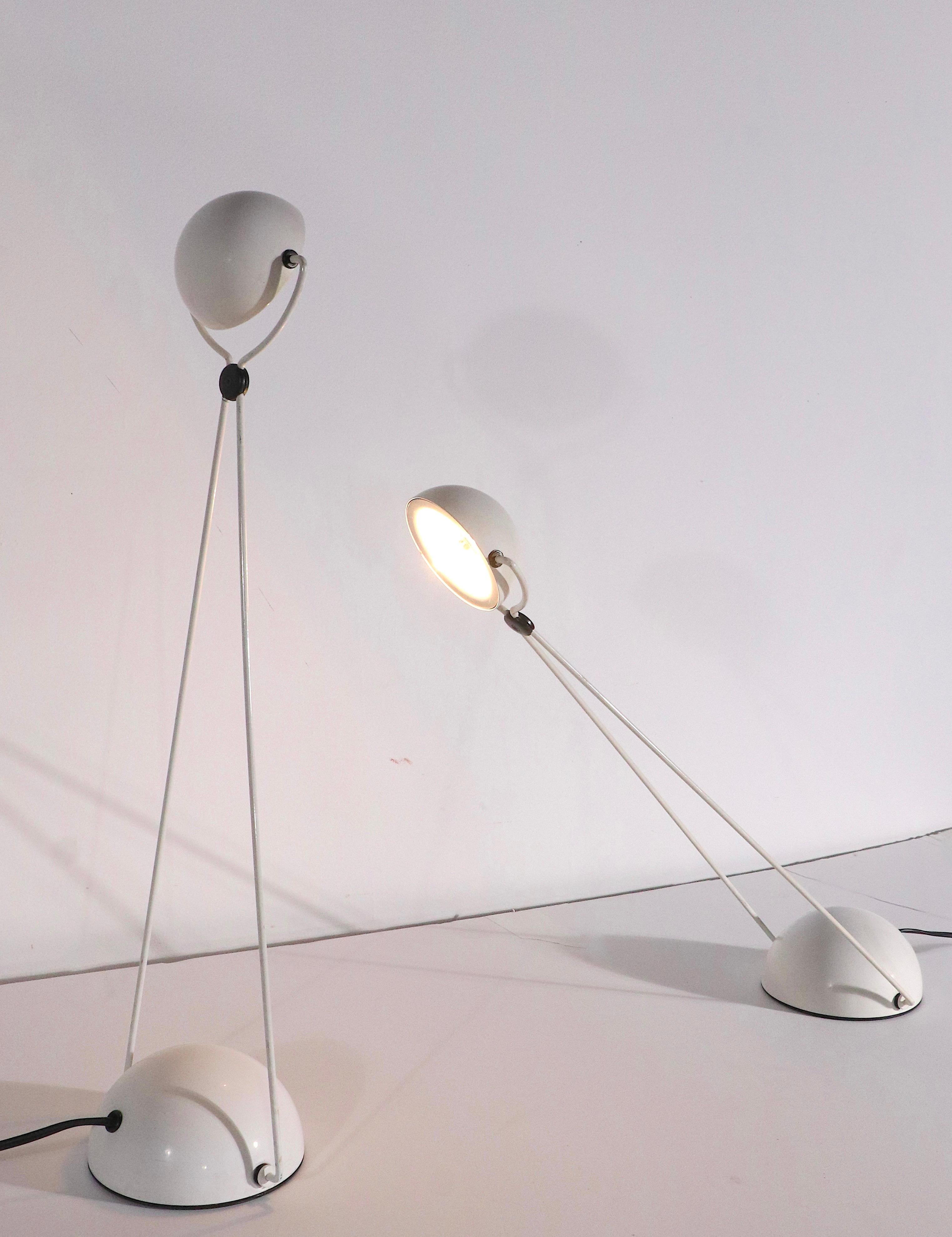 Paire de lampes de bureau réglables de style postmoderne, conçues par Stefano Cevoli. Fabriquées à Milan, Italie, vers les années 1980. Exécuté dans un style graphique blanc et noir, sophistiqué, architectural et vogueur. 
 Les lampes sont en bon