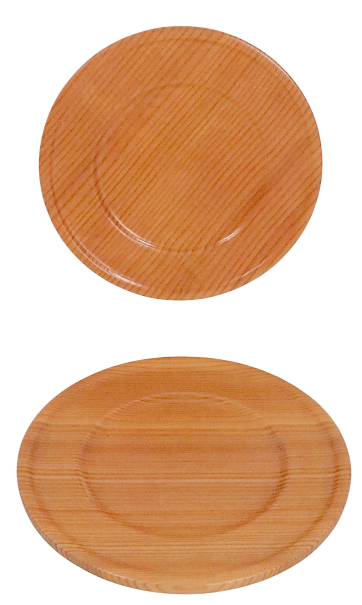 Coppia di piatti in legno, attribuiti a Tapio Wirkkala, facenti parte della ricercata serie Aeroplan, realizzati in Finlandia, circa negli anni Cinquanta. Entrambi sono in condizioni eccellenti, originali, puliti e pronti per essere esposti. Guarda