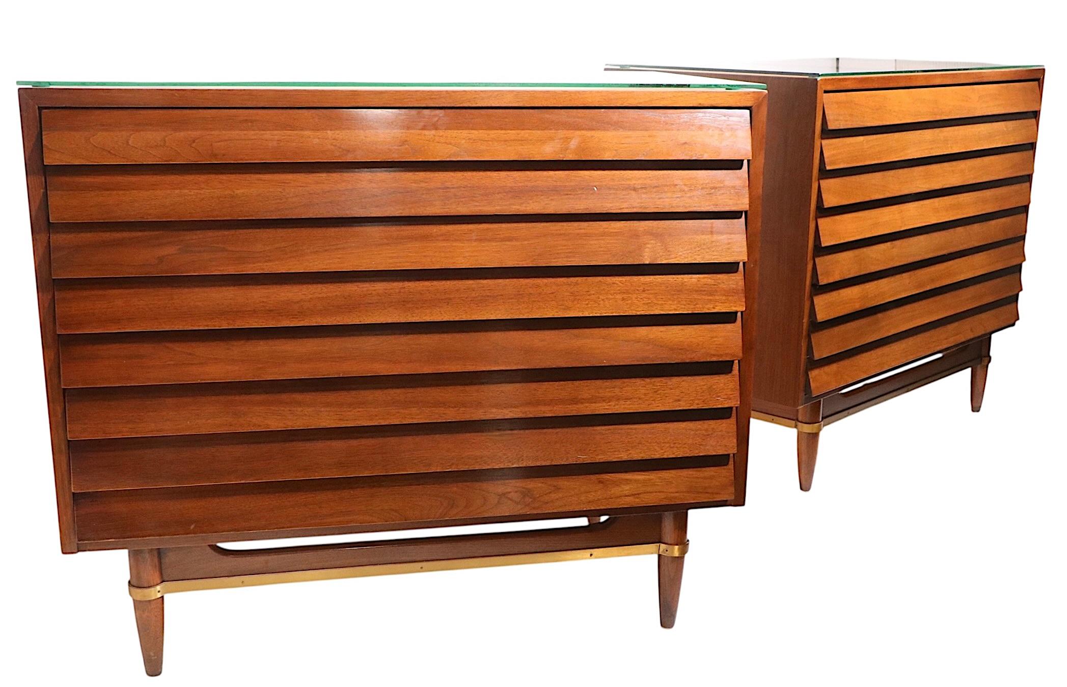 Elegante coppia di cassapanche architettoniche di metà secolo disegnate da Merton Gershun, per American of Martinsville, come parte dell'iconica serie Dania, intorno agli anni 1950/60. I comò sono caratterizzati da cassetti con apertura a persiana