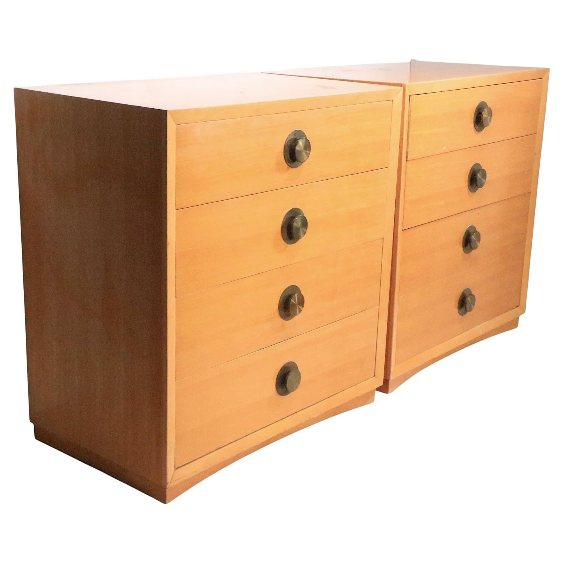 Coppia di cassapanche da camera di Thomasville Chair Co., rinomato produttore di mobili americano, risalente agli anni '50 circa. Le cassapanche sono realizzate con una vivace impiallacciatura bionda, con eleganti tiranti a disco in ottone su