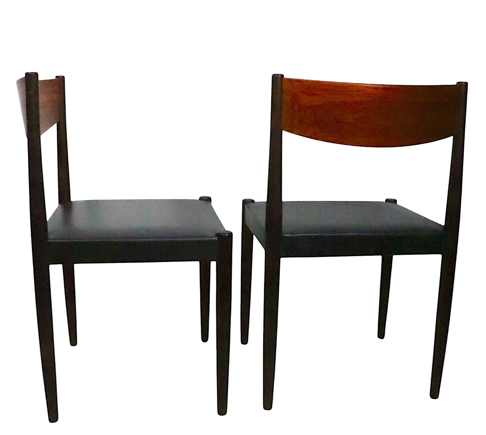 Klassisches Paar dänischer moderner Esszimmerstühle aus der Mitte des Jahrhunderts, hergestellt in Dänemark, zugeschrieben von Poul Volther für Frem Rojle. Die Stühle haben eine geschwungene  Rückenlehne aus Palisanderholz, mit dunkel gebeizten