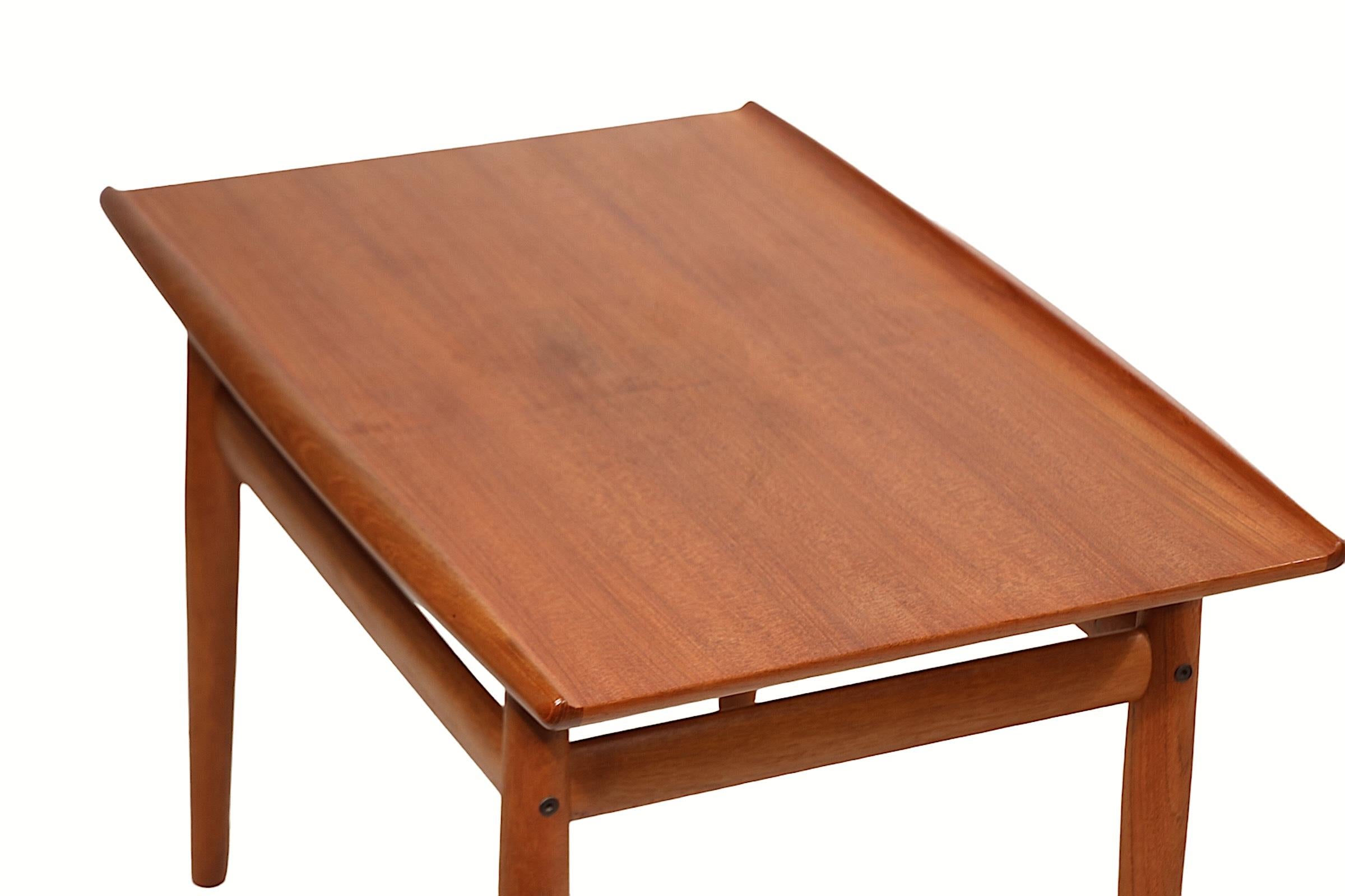 Pr. Tables d'appoint danoises modernes du milieu du siècle dernier par Grete Jalk pour Glostrup Mobelfabrik Bon état - En vente à New York, NY