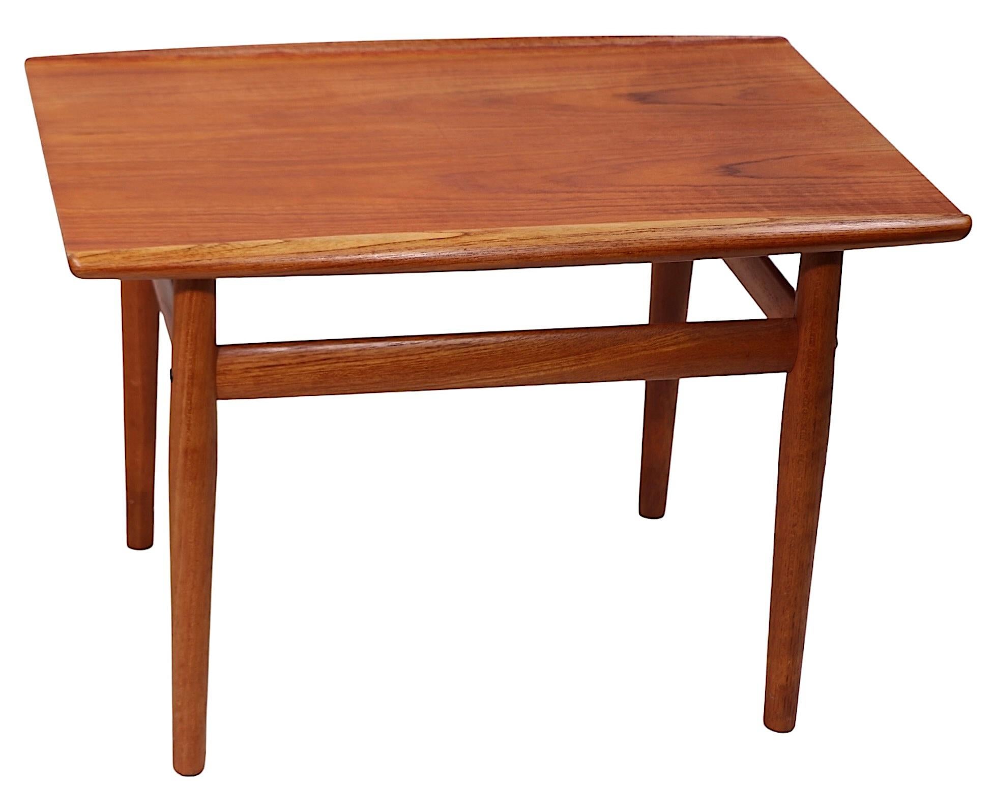 20ième siècle Pr. Tables d'appoint danoises modernes du milieu du siècle dernier par Grete Jalk pour Glostrup Mobelfabrik en vente