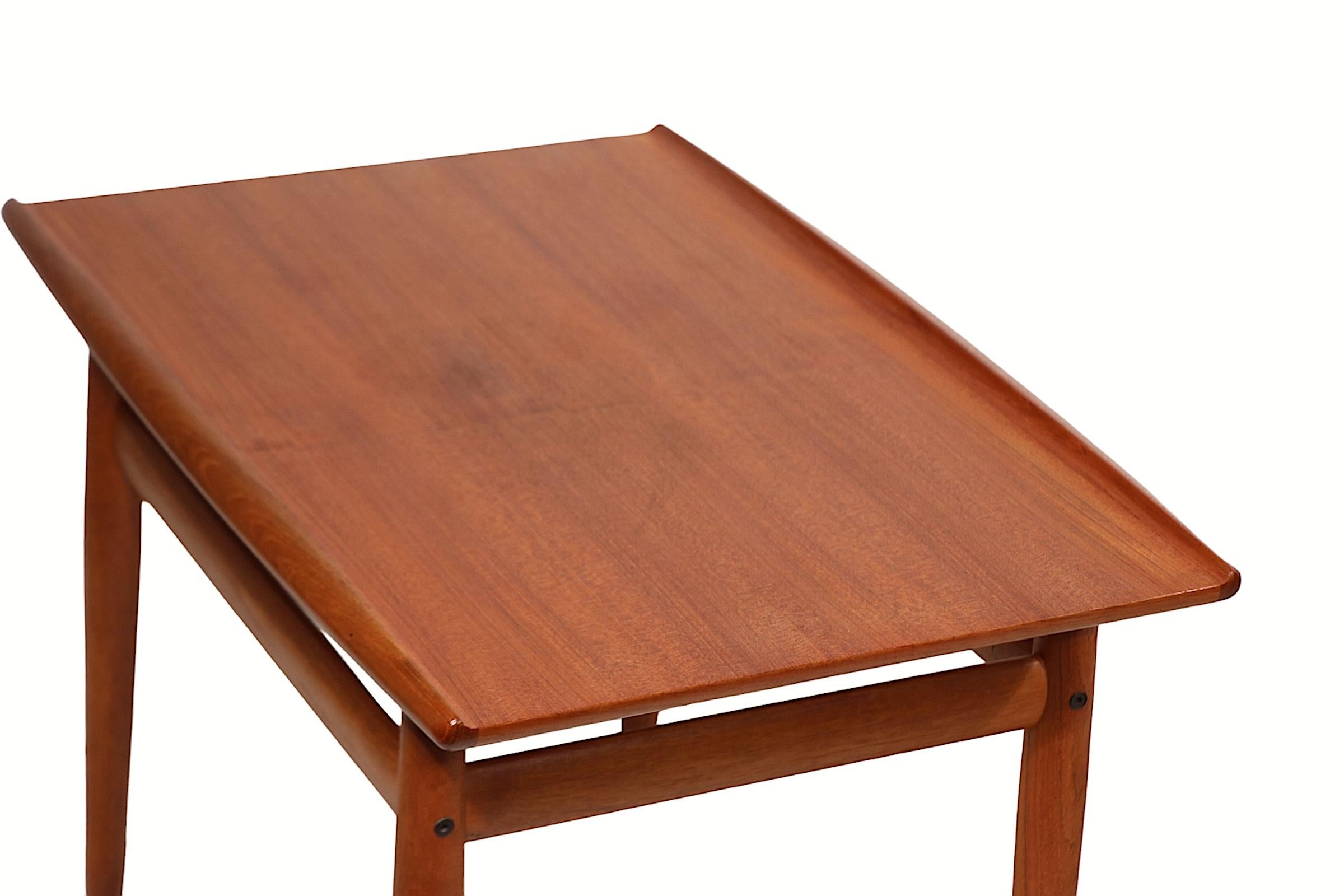 Teck Pr. Tables d'appoint danoises modernes du milieu du siècle dernier par Grete Jalk pour Glostrup Mobelfabrik en vente