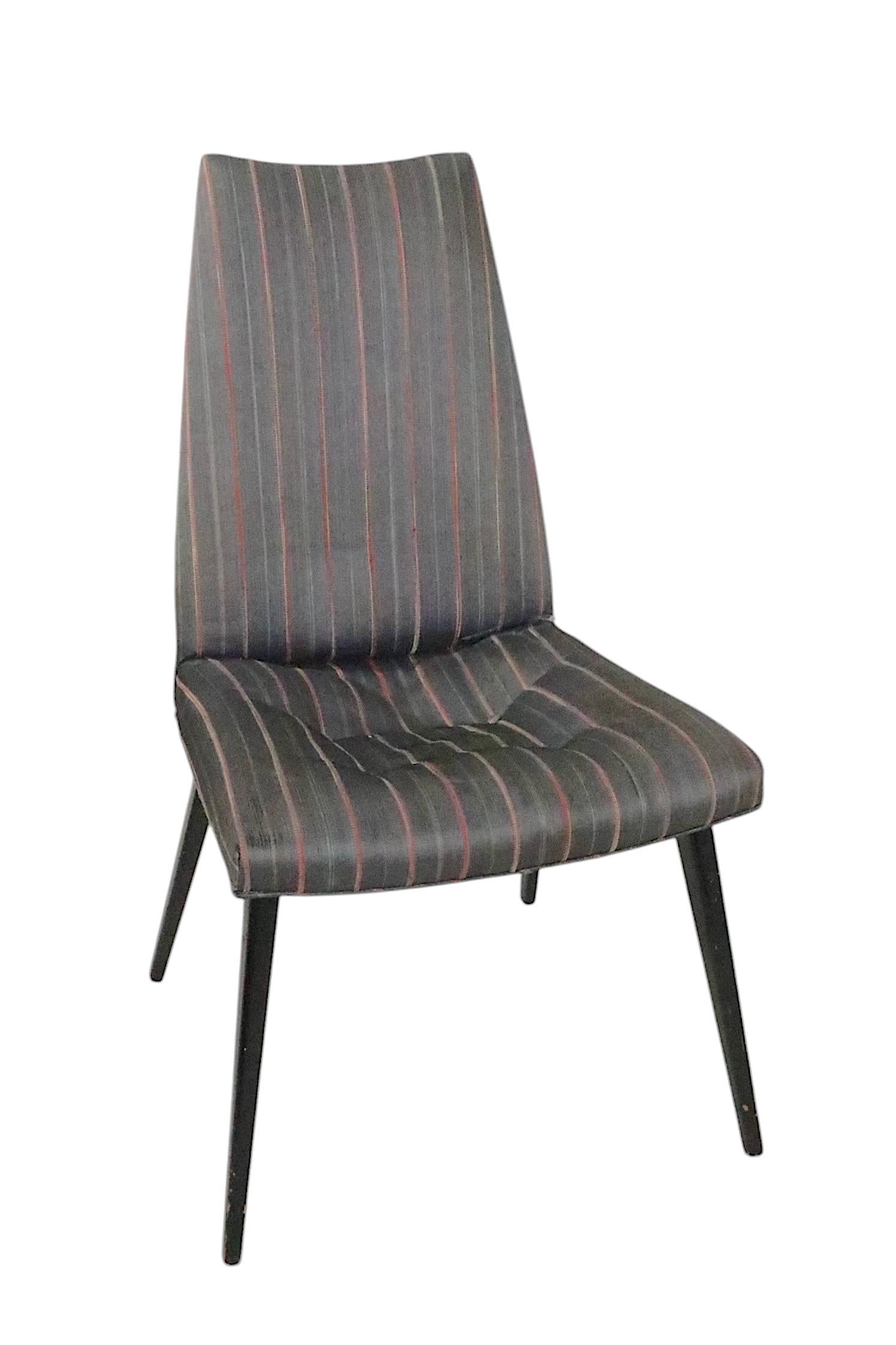 Coppia di sedie da pranzo in stile Mid Century, con sedili e schienali imbottiti, su poggiapiedi affusolati.  gambe in legno strombate. Le sedie dovranno essere  e incollati perché sono usurati e le gambe sono un po' allentate. Il design e la