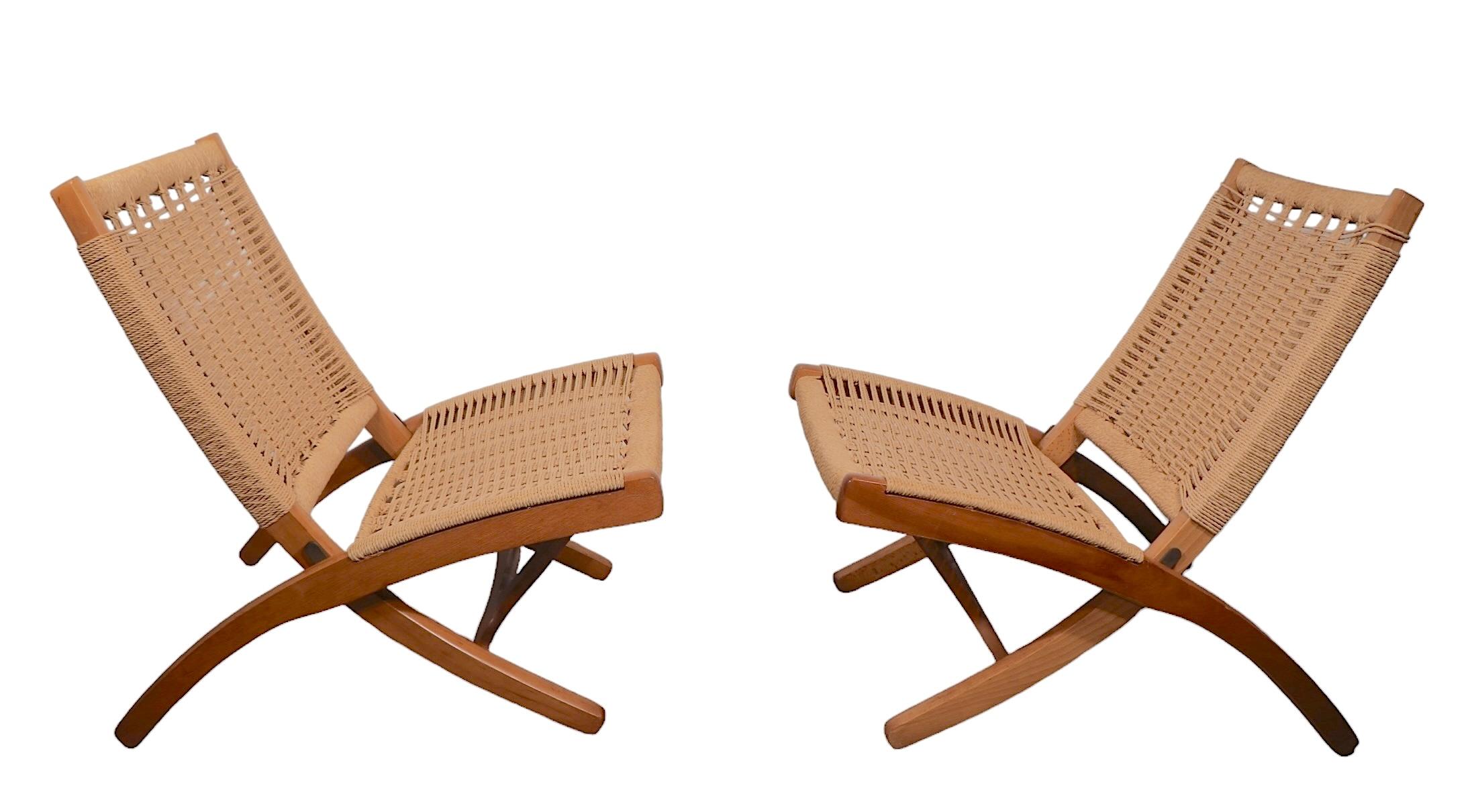 Pr. Klappbare Loungesessel aus der Mitte des Jahrhunderts und die schwer zu findende Fußstütze, Ottomane, hergestellt in Jugoslawien, um 1950/60 - Design, das an Hans Wegner erinnert.
Die Stühle und die Ottomane sind alle in sehr gutem, sauberem,