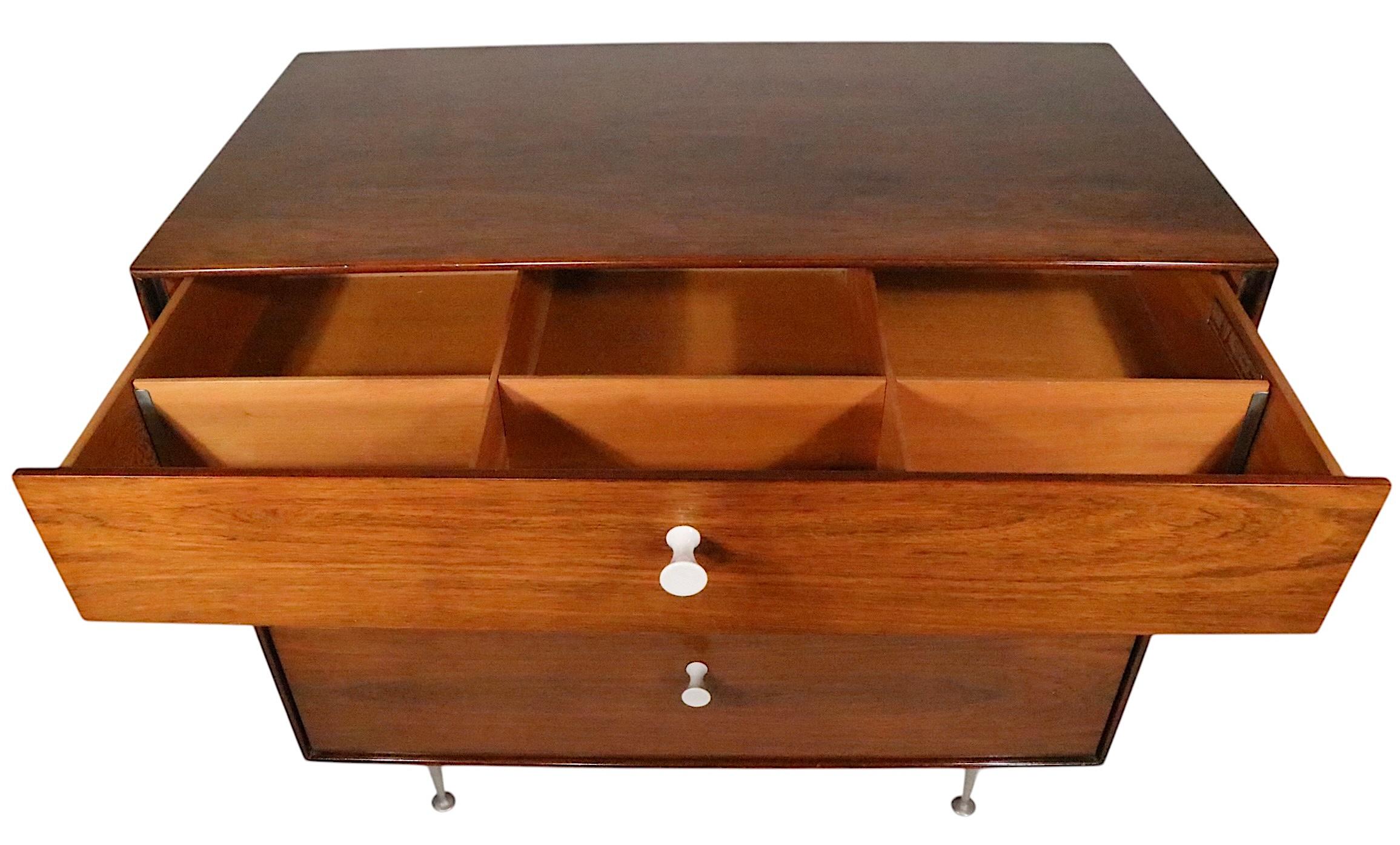 Exquisites Paar von George Nelson entworfene vier Schubladen  Schmalkantige Kommoden aus Palisander für Herman Miller, ca. 1950er Jahre. Diese Truhen sind in einem sehr guten, originalen, sauberen und gebrauchsfertigen Zustand, der leichte Alters-