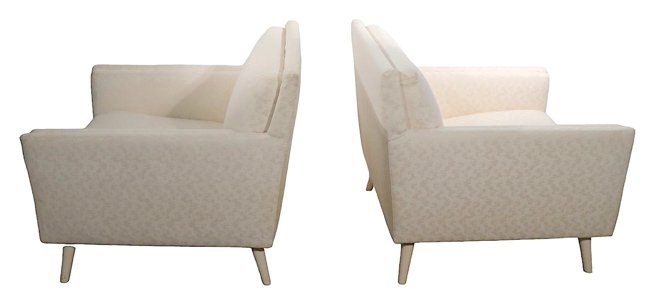 Chaises longues élégantes fabriquées dans les années 1950, attribuées à Directional Furniture Company, à la manière de Paul McCobb. Les deux chaises sont structurellement saines et robustes, elles ont été retapissées dans les années 1960/1970 et les