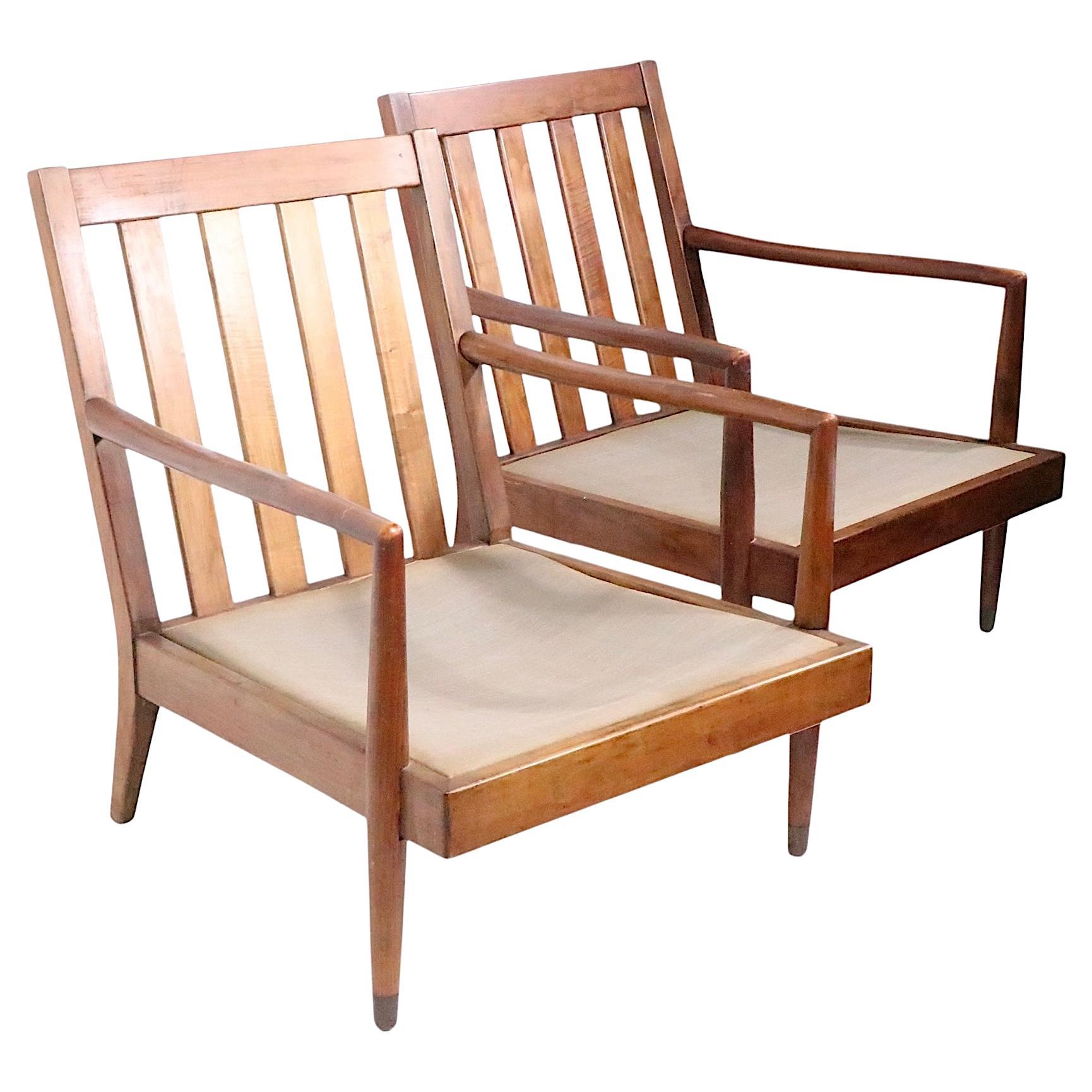 Coppia di sedie da salotto in stile hollywood regency della metà del secolo, dal design che ricorda Robsjohn Gibbings, attribuite a John Widdicomb. Costruito in legno massiccio, probabilmente Wood,  le sedie presentano un profilo basso sofisticato