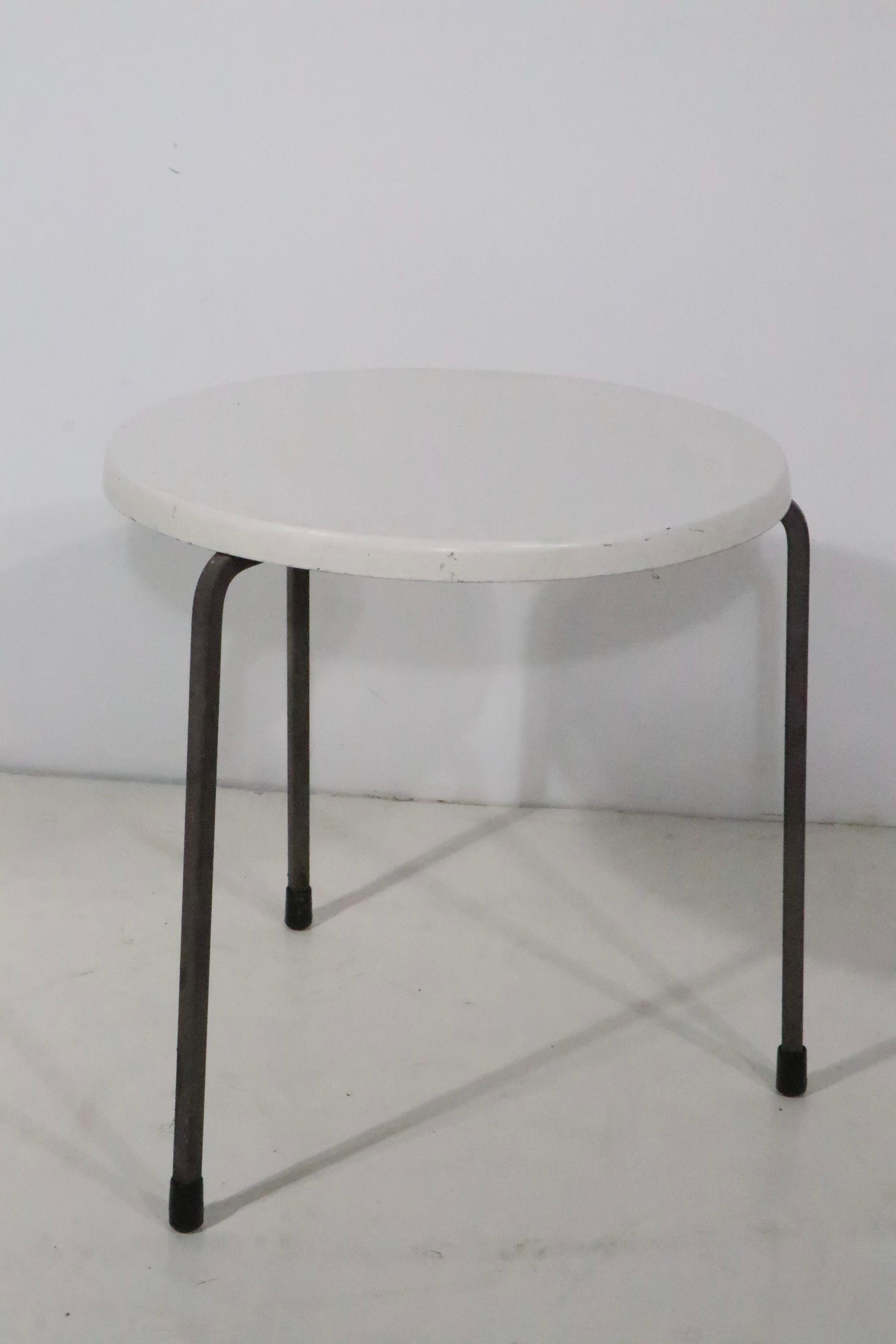 round plastic patio table with removable legs