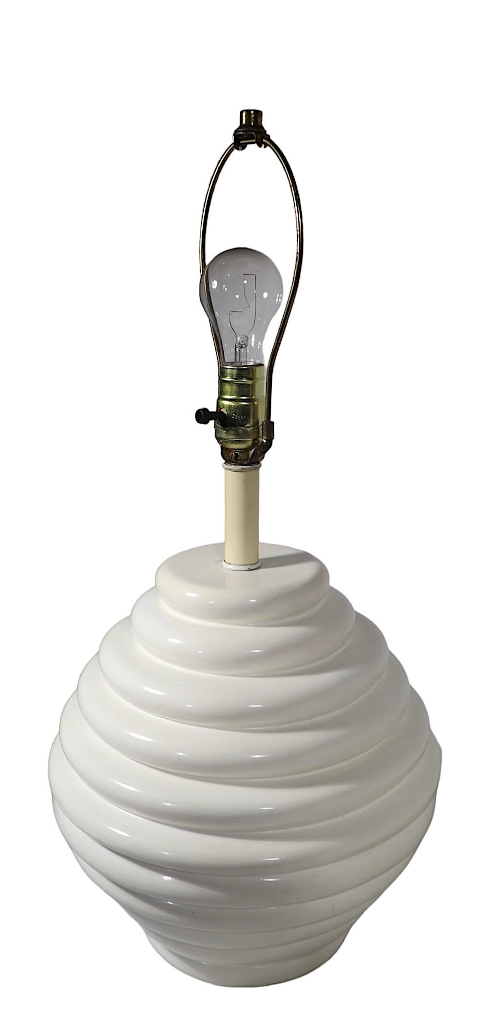 Pr. Lampes de table de forme bulbeuse A Space C. White/Space c. 1950/70's en vente 2