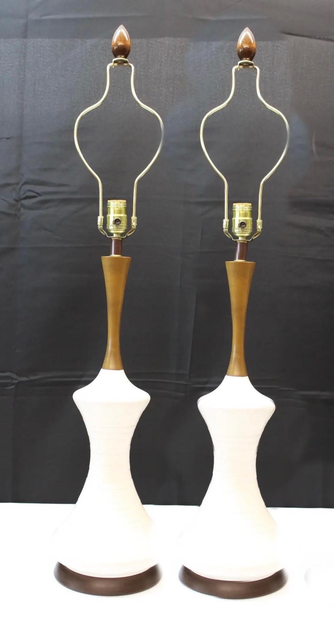 Lampade a forma di clessidra in ceramica texturizzata di Pr della metà del secolo scorso con terminali in Wood