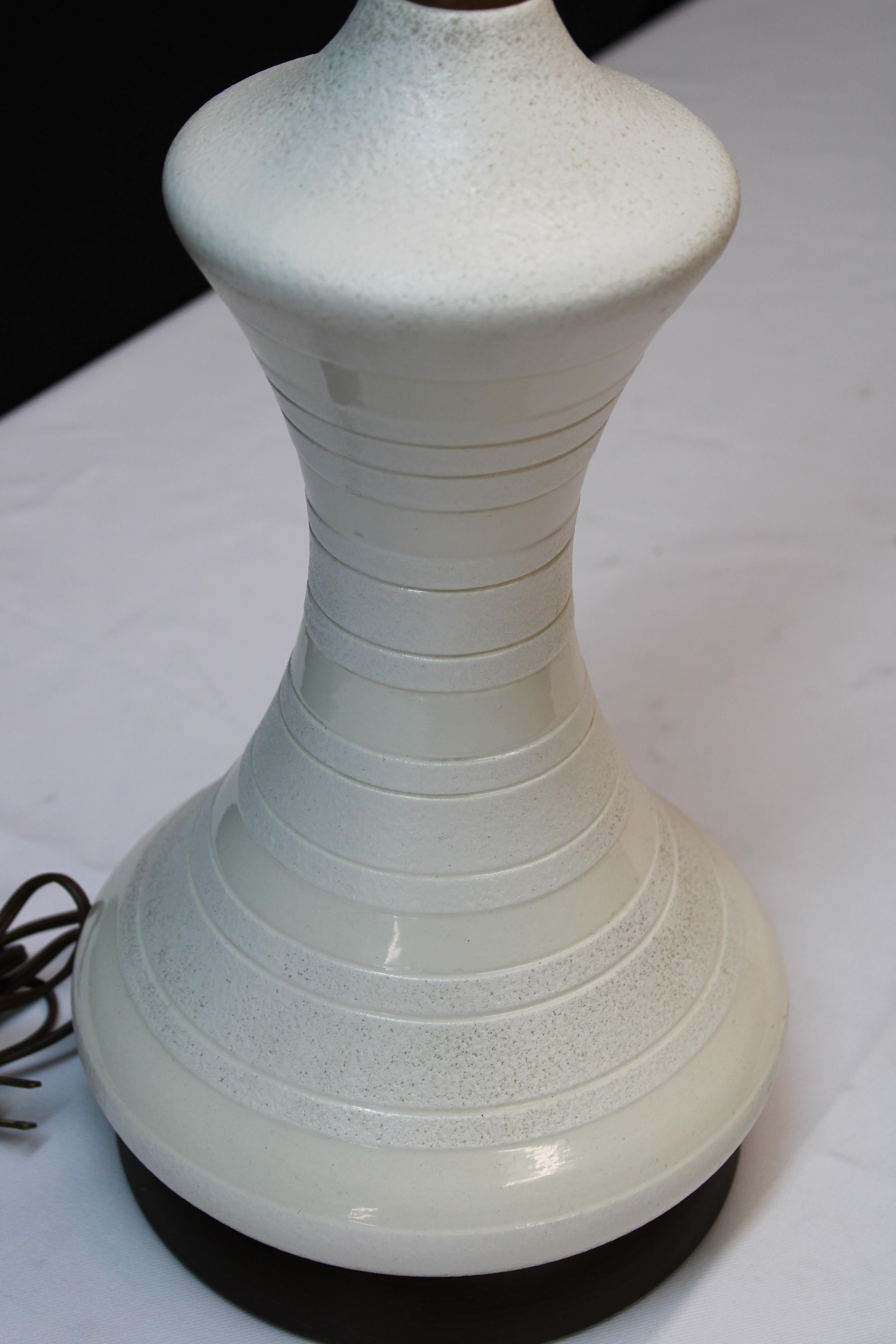 20ième siècle Lampes en forme de sablier en céramique texturée du milieu du siècle dernier avec fleurons en bois en vente