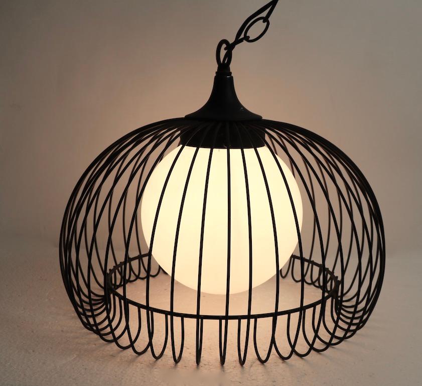 Mid-Century moderno Coppia di lampadari a gabbia in filo metallico della metà del secolo scorso in vendita