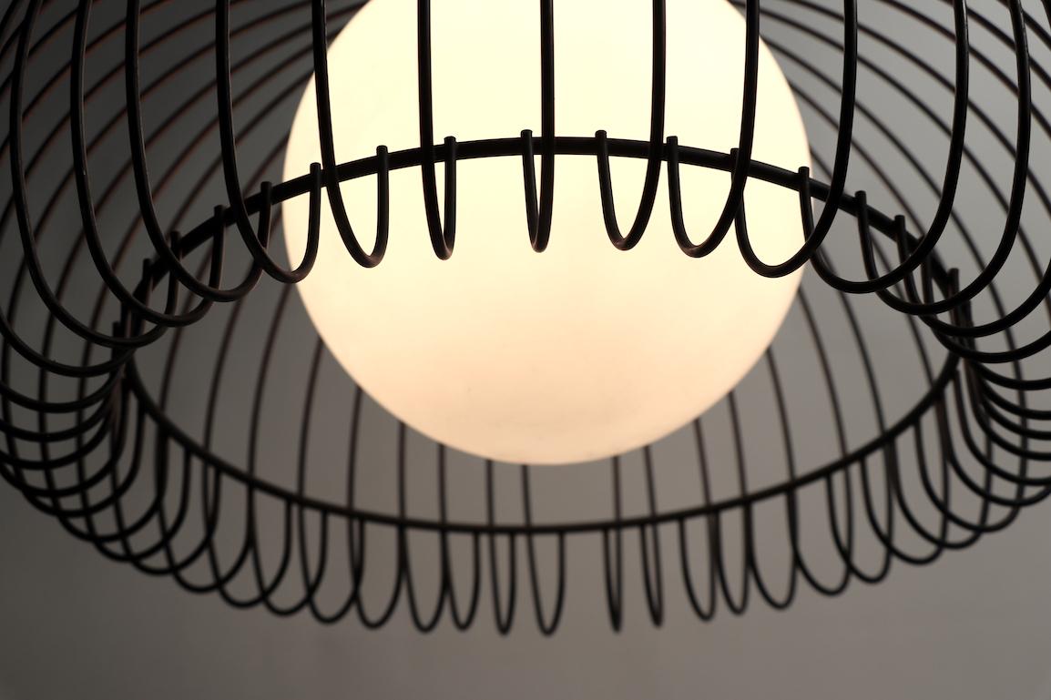 Coppia di lampadari a gabbia in filo metallico della metà del secolo scorso In condizioni buone in vendita a New York, NY