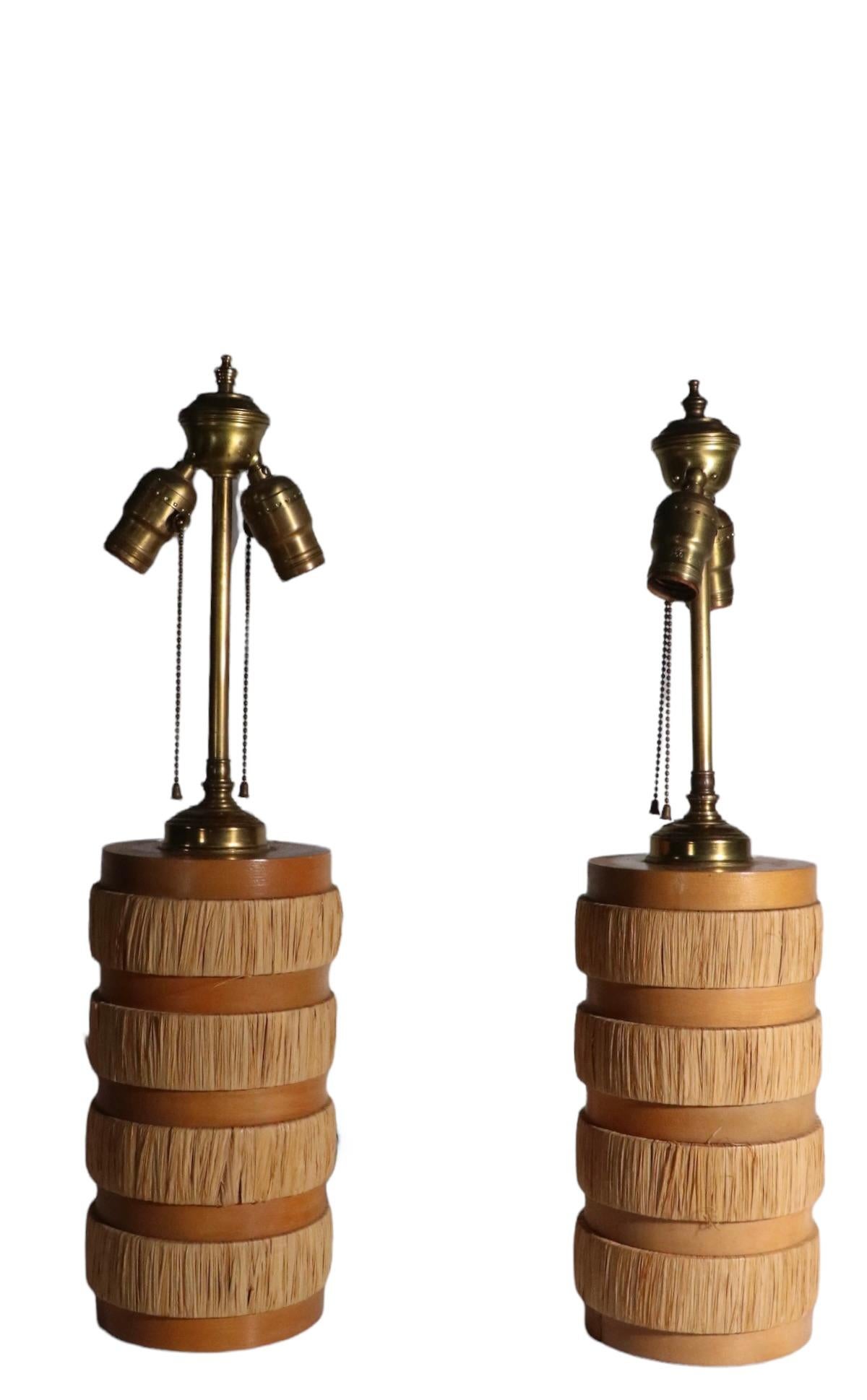 Pr. Mid-Century-Tischlampen aus Holz und umwickelten Binsen im Tiki-Stil im Zustand „Gut“ im Angebot in New York, NY