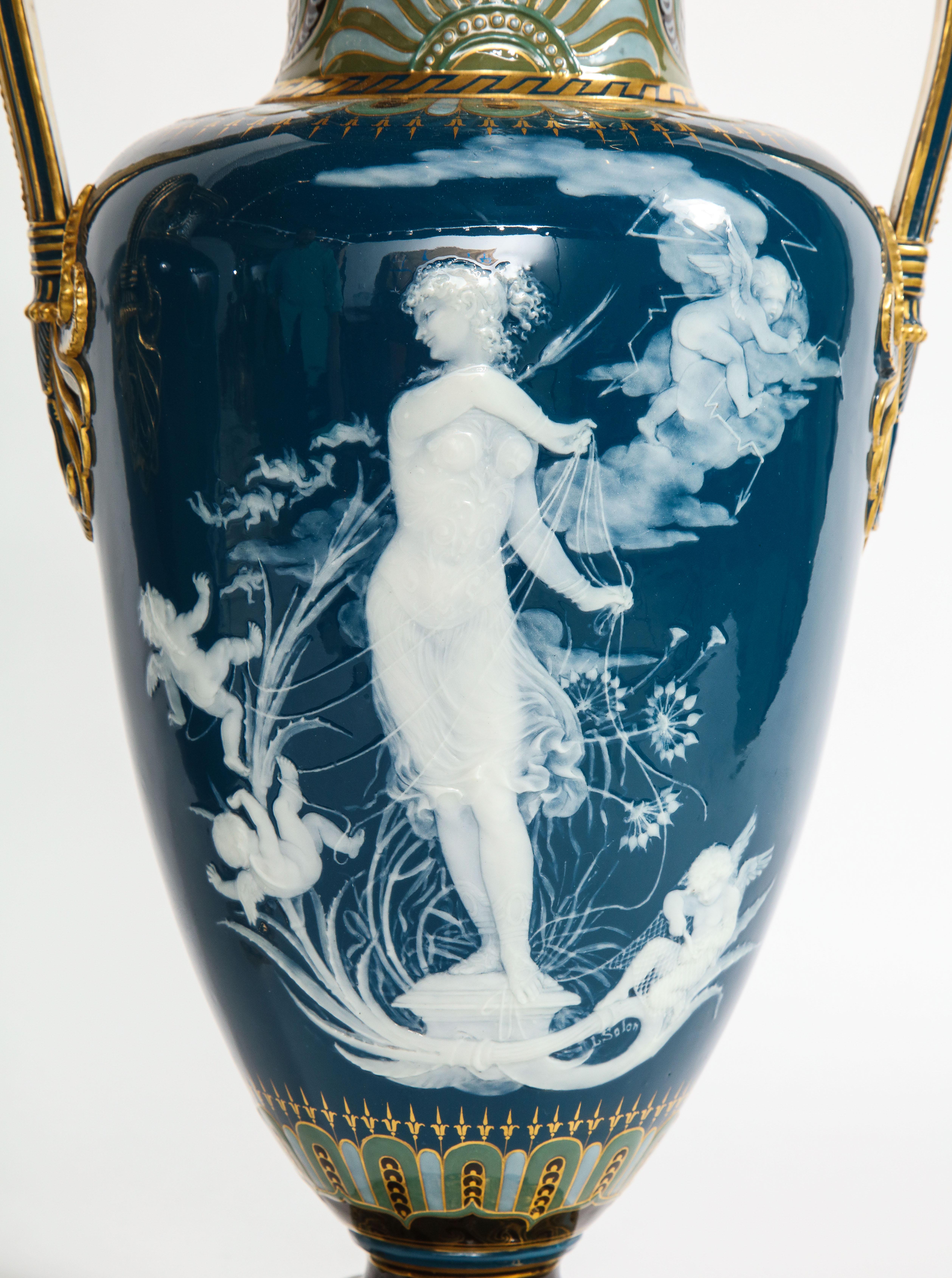 Pr. Vases à fond bleu Mintons Pâte-sur-pâte, ''Too Fast'' et ''Too Slow'', L. Solon Bon état à New York, NY