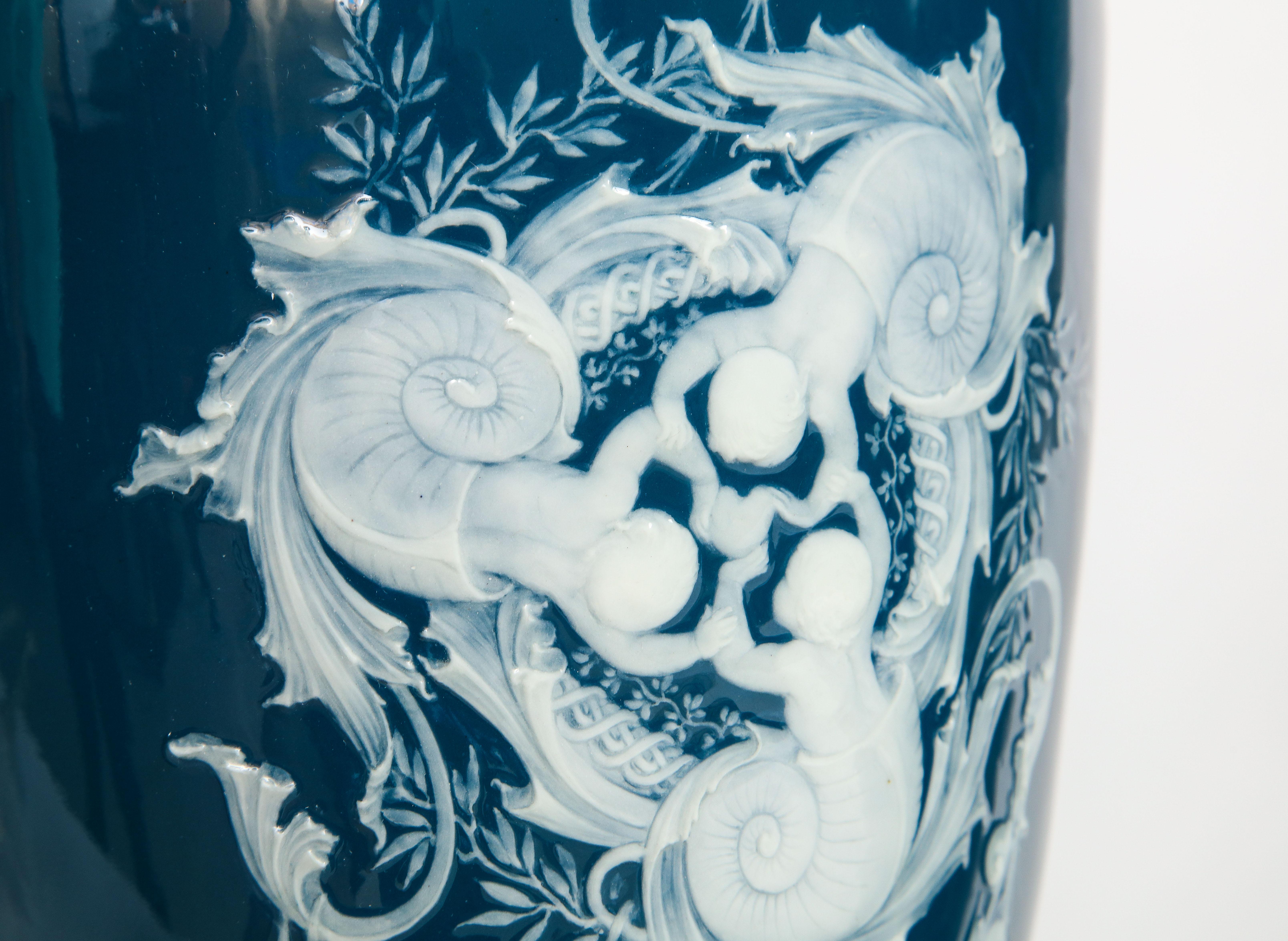 Fin du XIXe siècle Pr. Vases à fond bleu Mintons Pâte-sur-pâte, ''Too Fast'' et ''Too Slow'', L. Solon