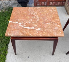Tables modernistes… Plans de travail en marbre, piètements en acajou, finitions en laiton PONTI / MOLINO