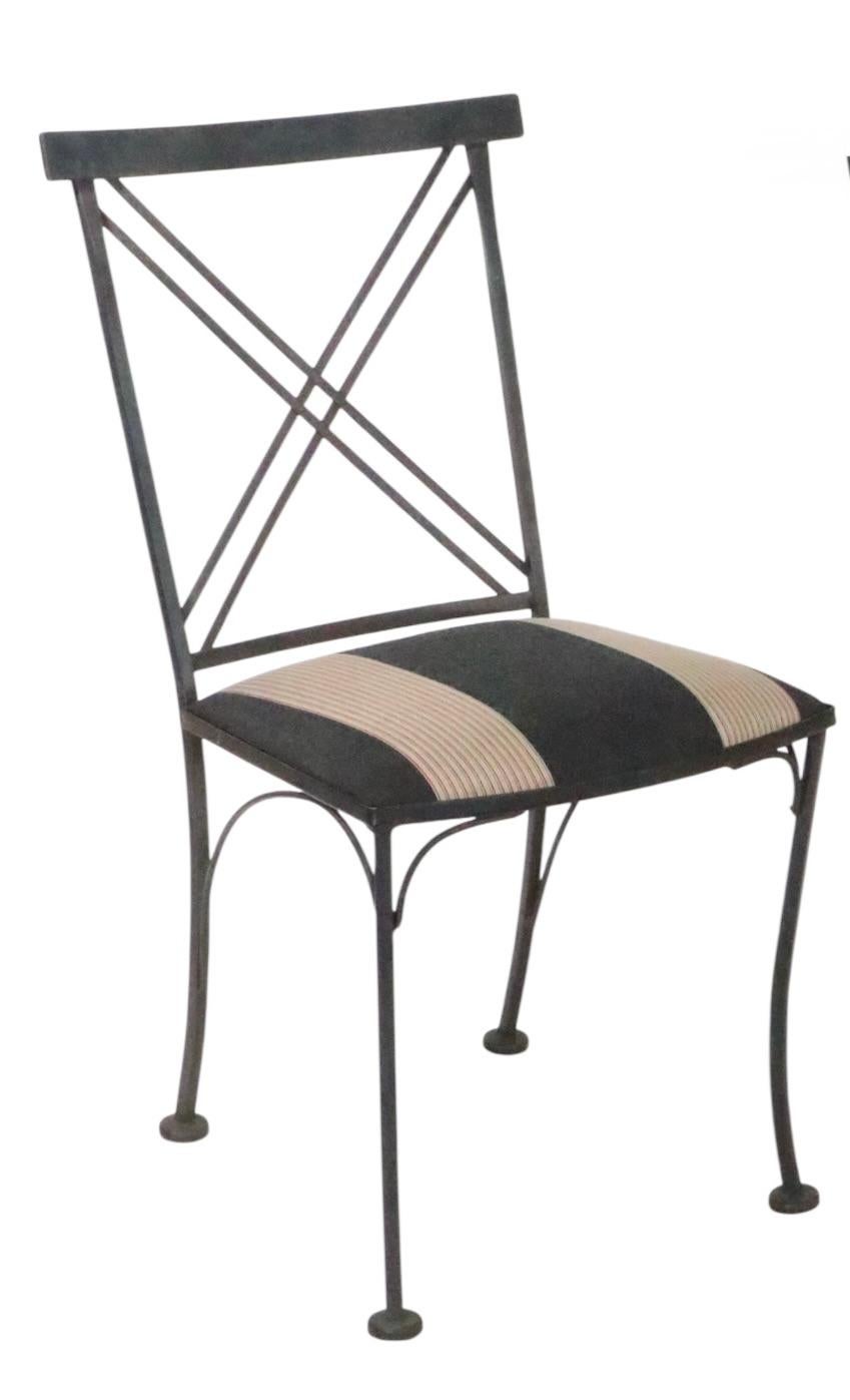 Klassische schmiedeeiserne Esszimmerstühle mit X-Rückenlehne und abnehmbaren, gepolsterten pad-Sitzen. Hergestellt von Lyon - Shaw Inc. Beide sind in sehr gutem, sauberem, gebrauchsfertigem Zustand und weisen nur leichte kosmetische Gebrauchsspuren