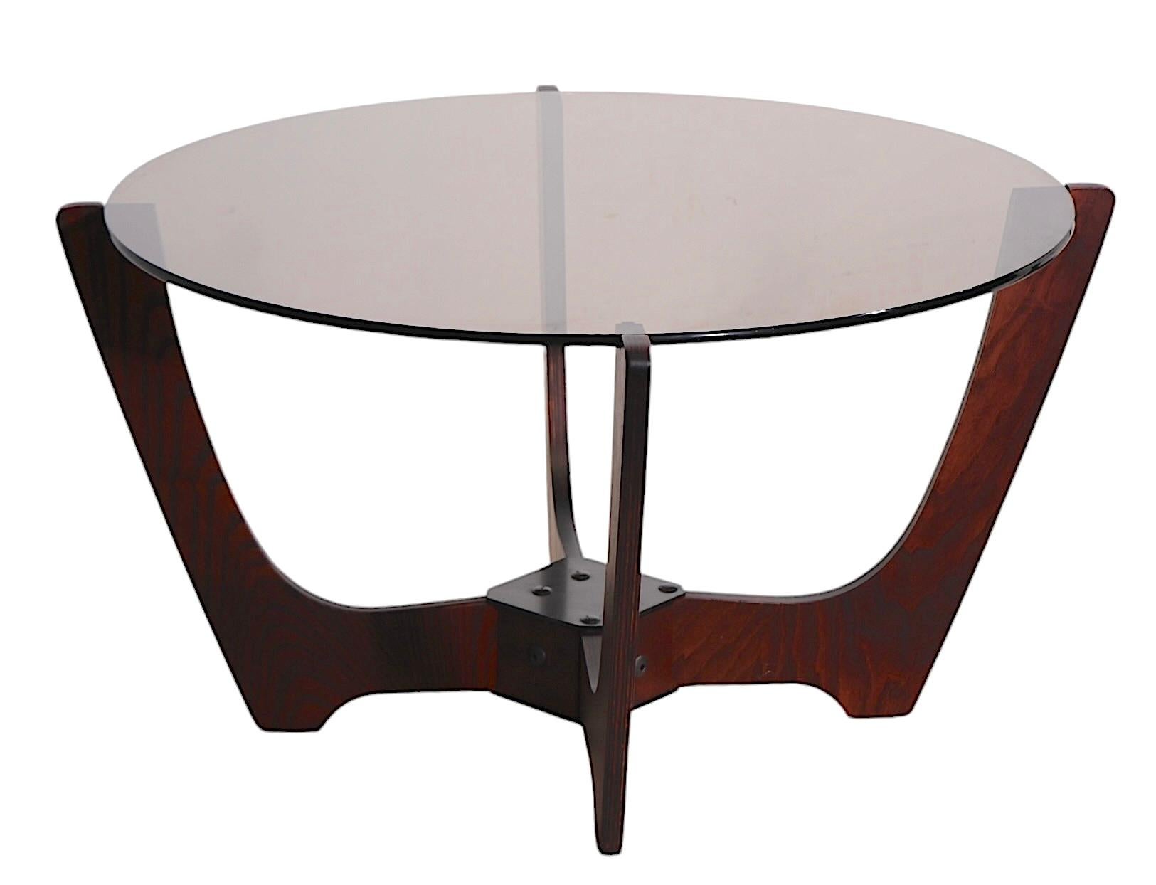 Coppia di tavolini da caffè con piano in vetro e base in Wood, risalenti alla metà del secolo scorso,  disegnata da Odd Knutsen , Luna IMF, Made in Noway, circa anni 1960/70. I tavoli sono caratterizzati da gambe in legno a forma di spina di pesce e
