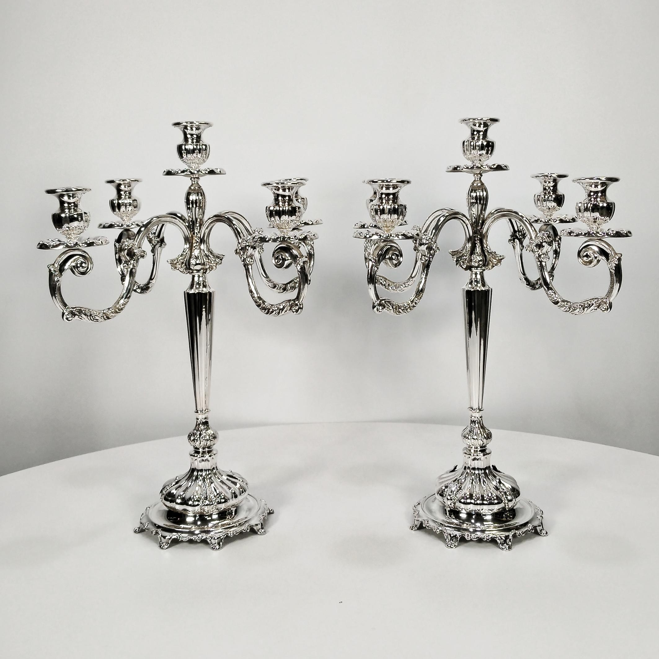 Coppia di candelabri in argento in stile barocco italiano.
La base rotonda è realizzata in lamiera con otto gambe che sollevano il candelabro dalla superficie e lo elevano.
Quattro piccole foglie, fuse con la tecnica della fusione, sono saldate