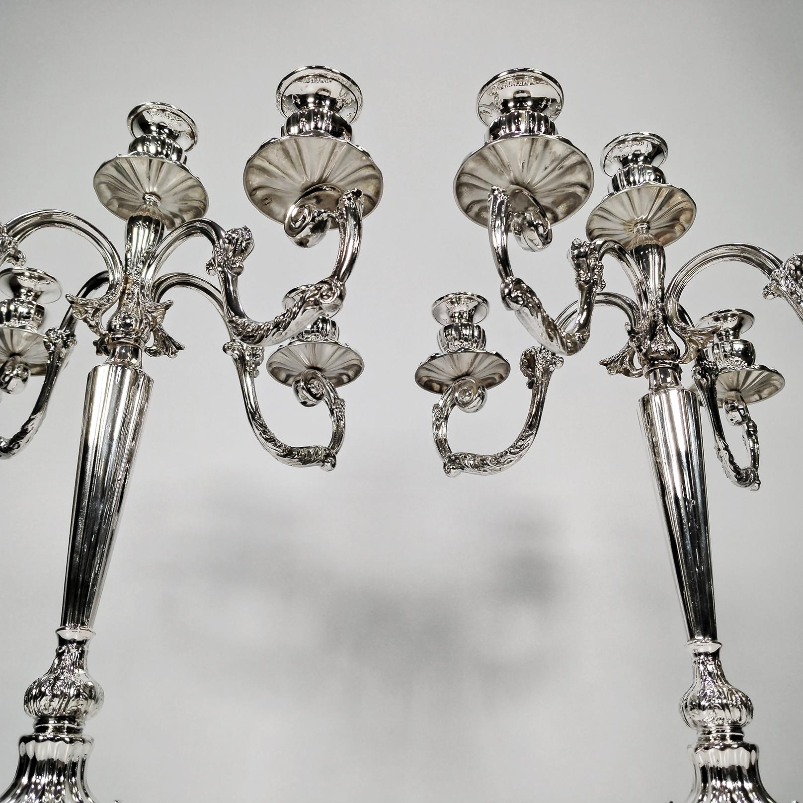 Italiano Pr. di candelabri a 5 luci in stile barocco italiano in vendita