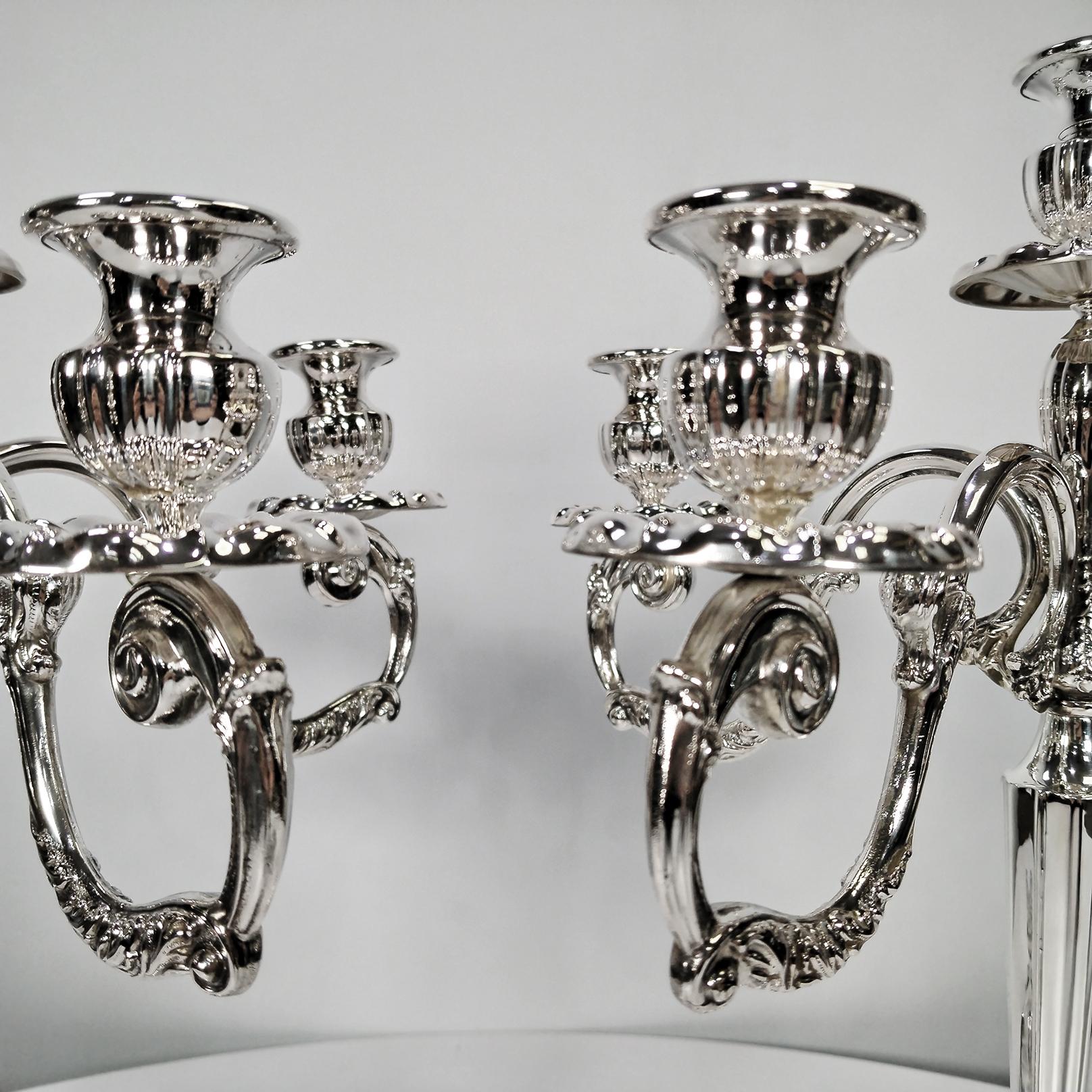 Fatto a mano Pr. di candelabri a 5 luci in stile barocco italiano in vendita