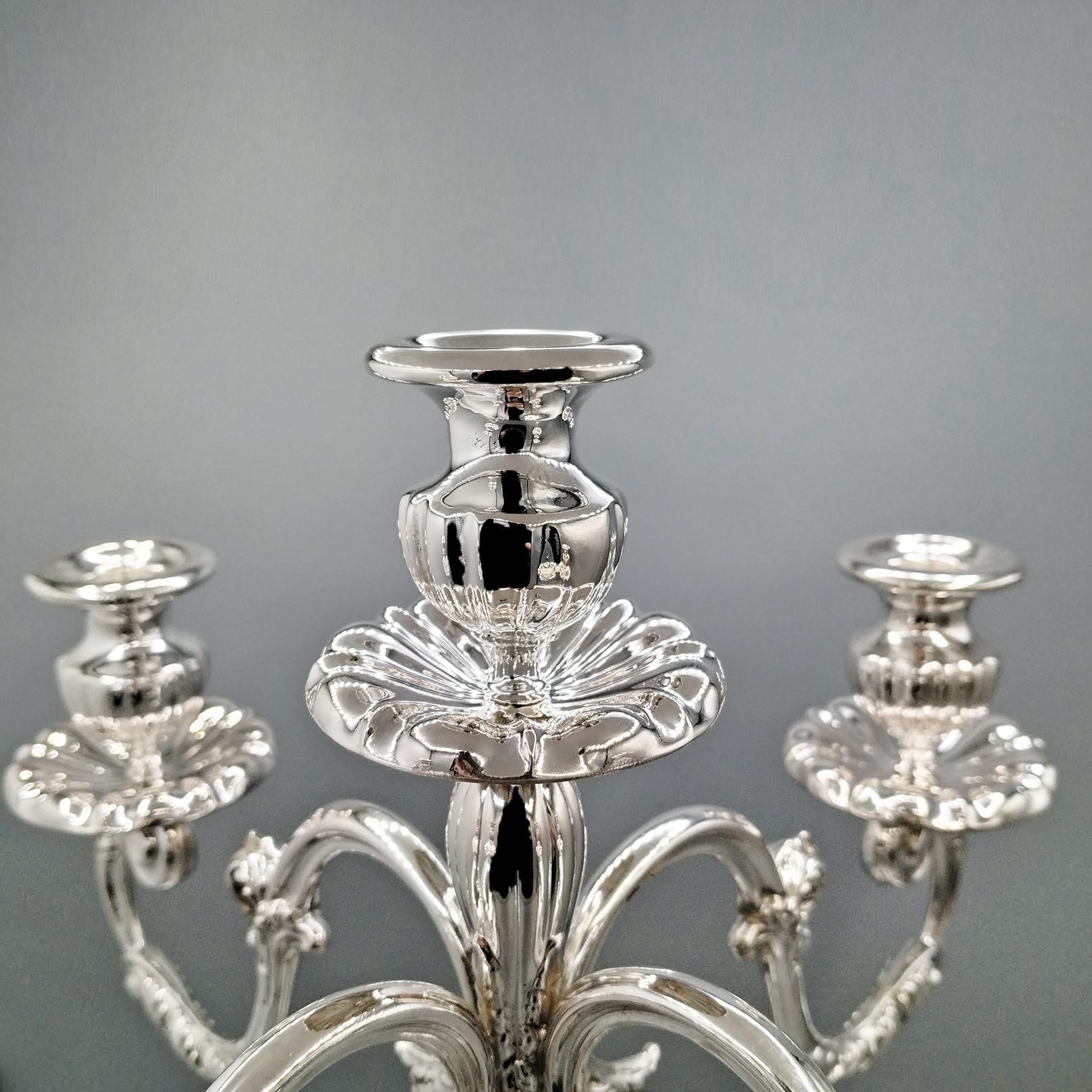 Argento Pr. di candelabri a 5 luci in stile barocco italiano in vendita