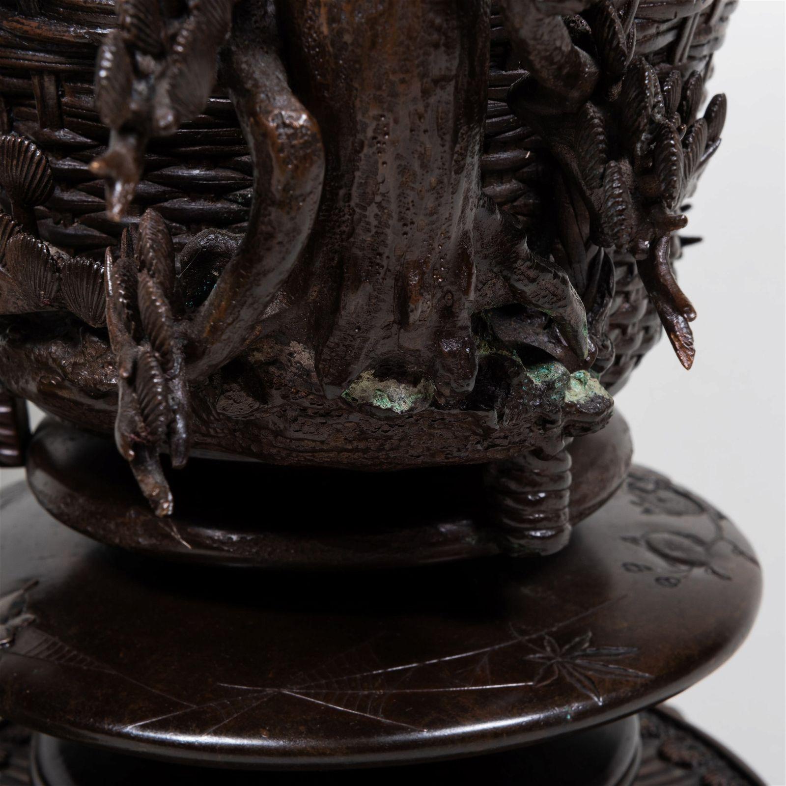 pr von  Große japanische Meiji-Bronzevasen in Korbform in feinster Qualität aus dem 19. Jahrhundert im Angebot 3