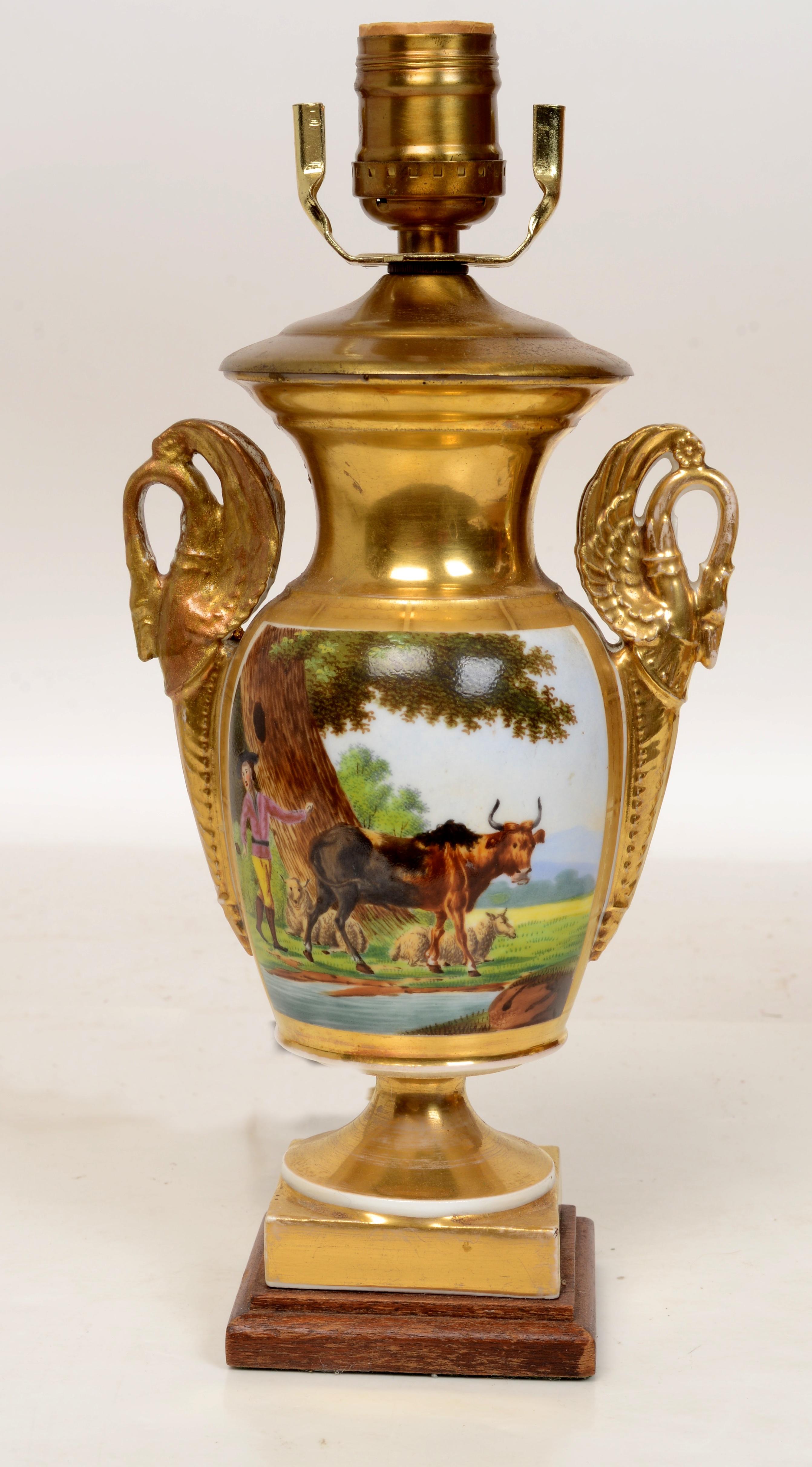 XIXe siècle Pr d'urnes françaises du Old Paris ou Vieux Paris transformées en lampes de table, C1810 en vente