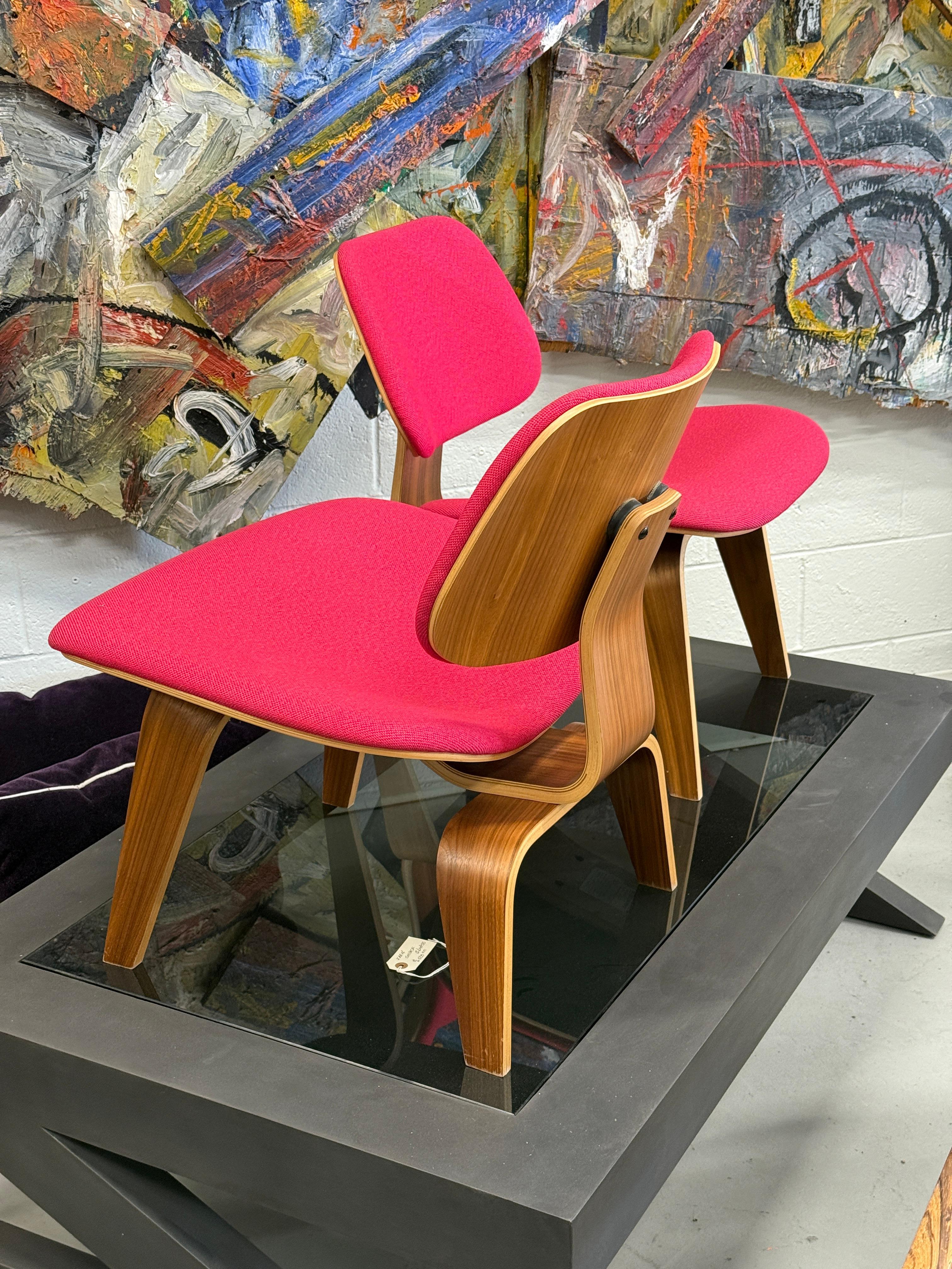 Pr di sedie Herman Miller Eames in noce e rosa LCW in vendita 5