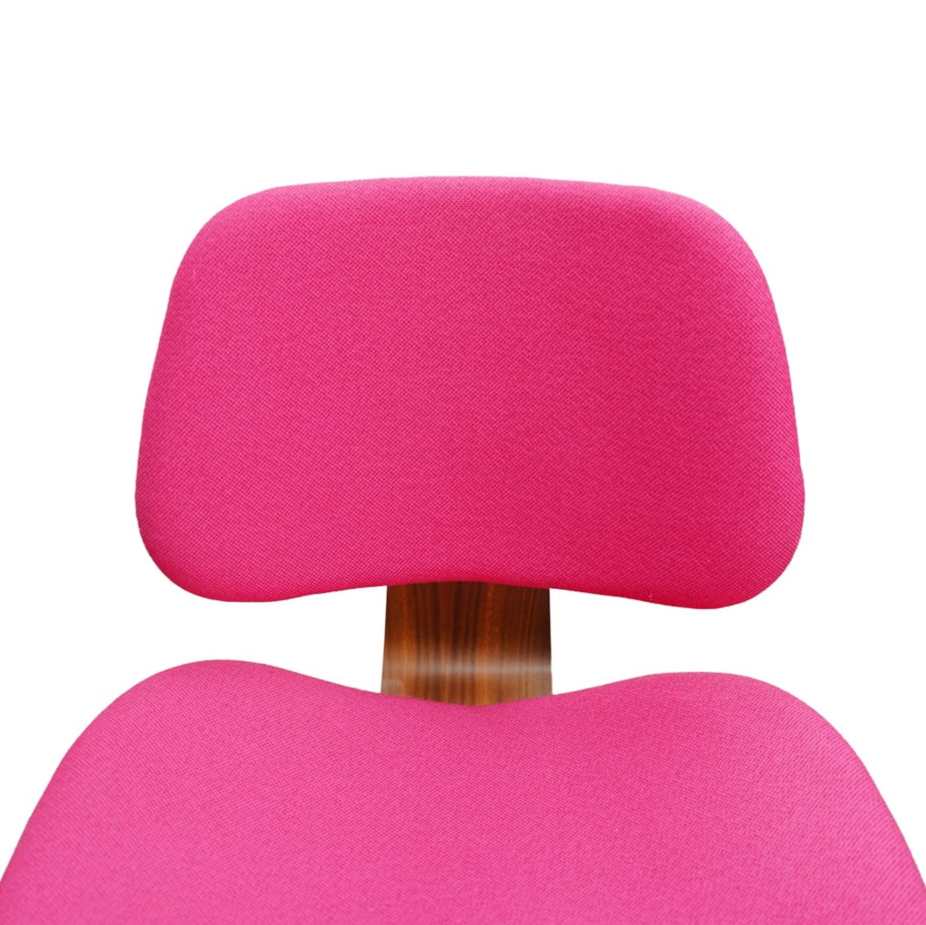 Pr di sedie Herman Miller Eames in noce e rosa LCW in vendita 11