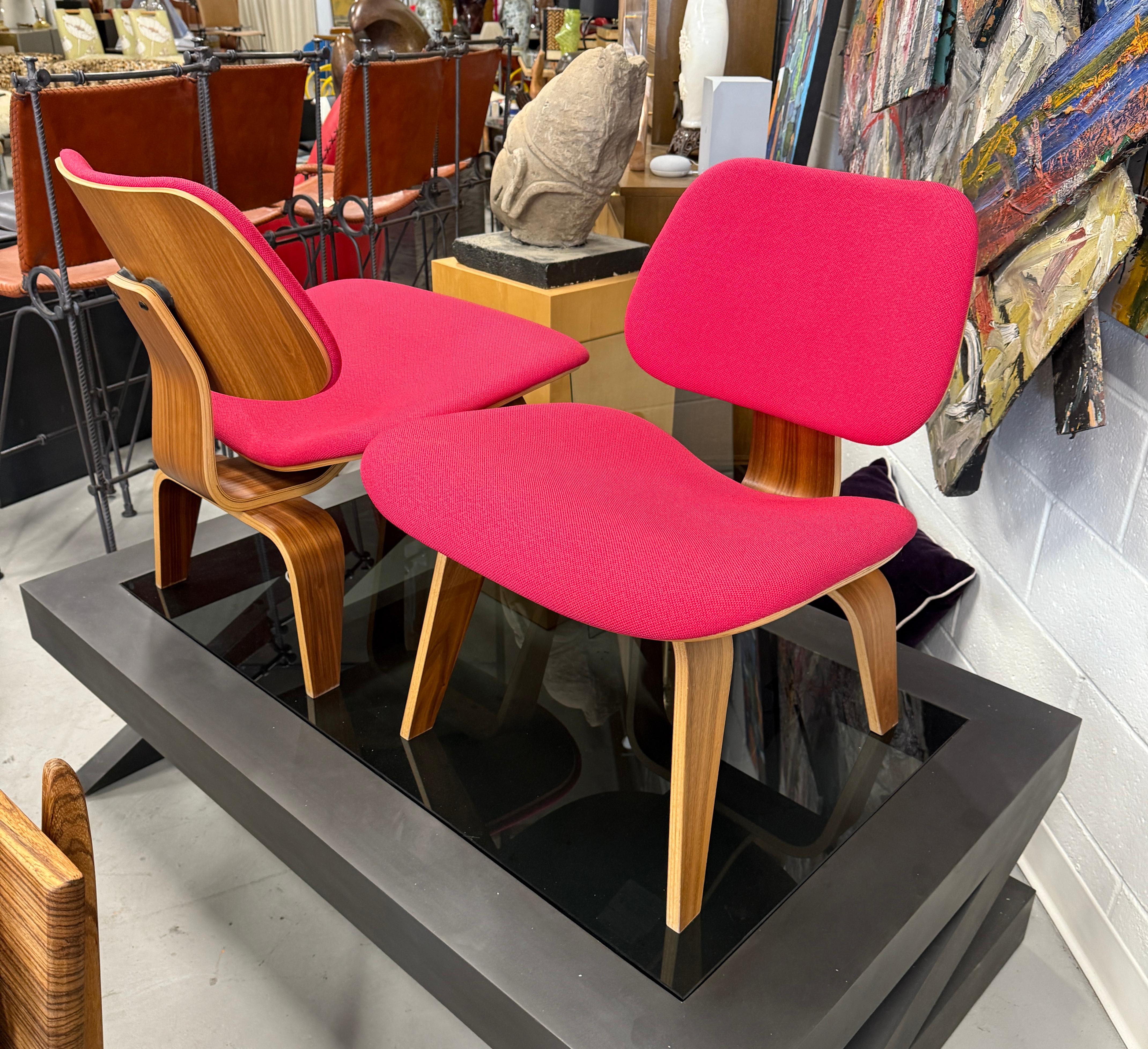 Fatto a mano Pr di sedie Herman Miller Eames in noce e rosa LCW in vendita