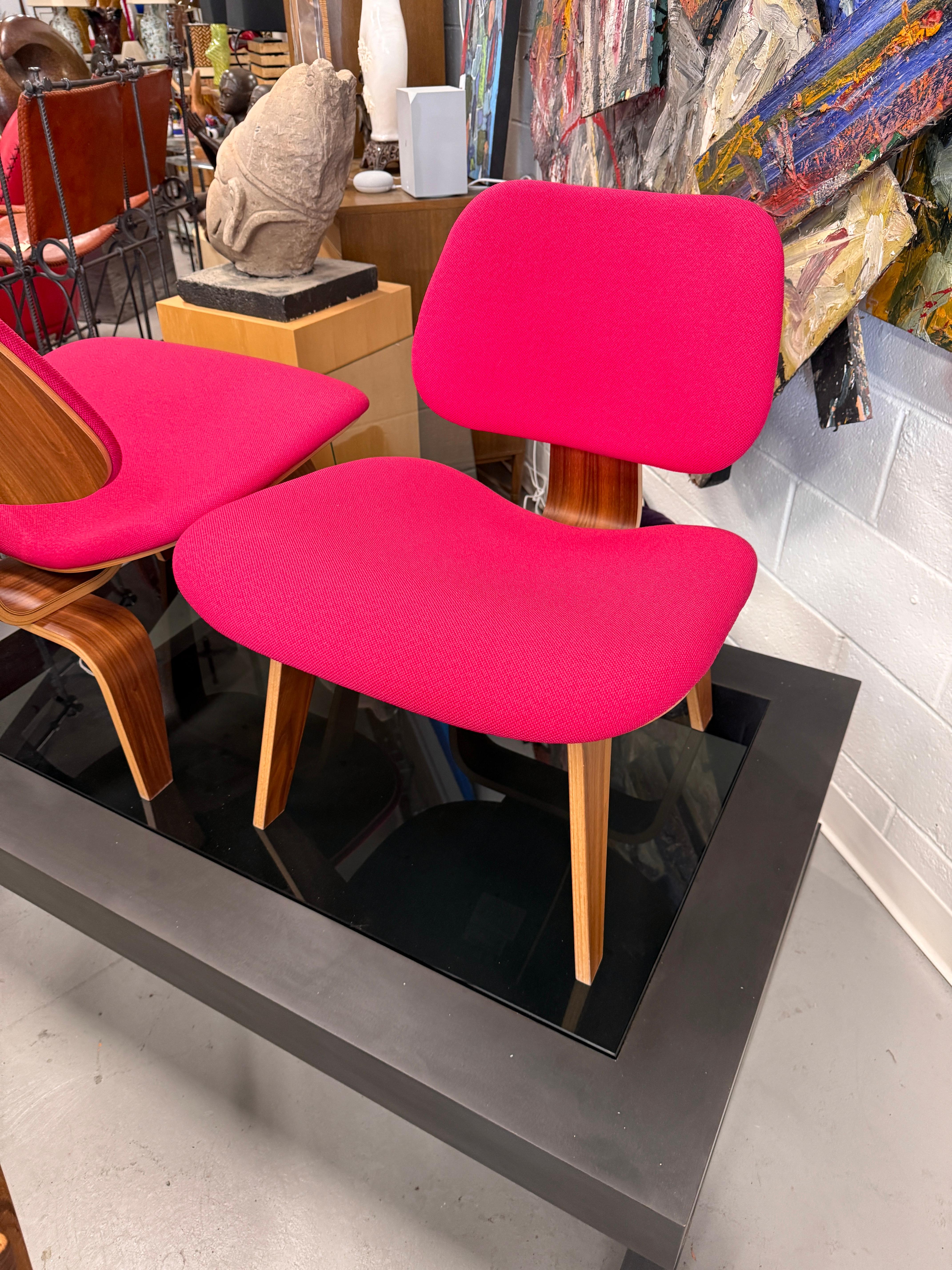 XXI secolo e contemporaneo Pr di sedie Herman Miller Eames in noce e rosa LCW in vendita