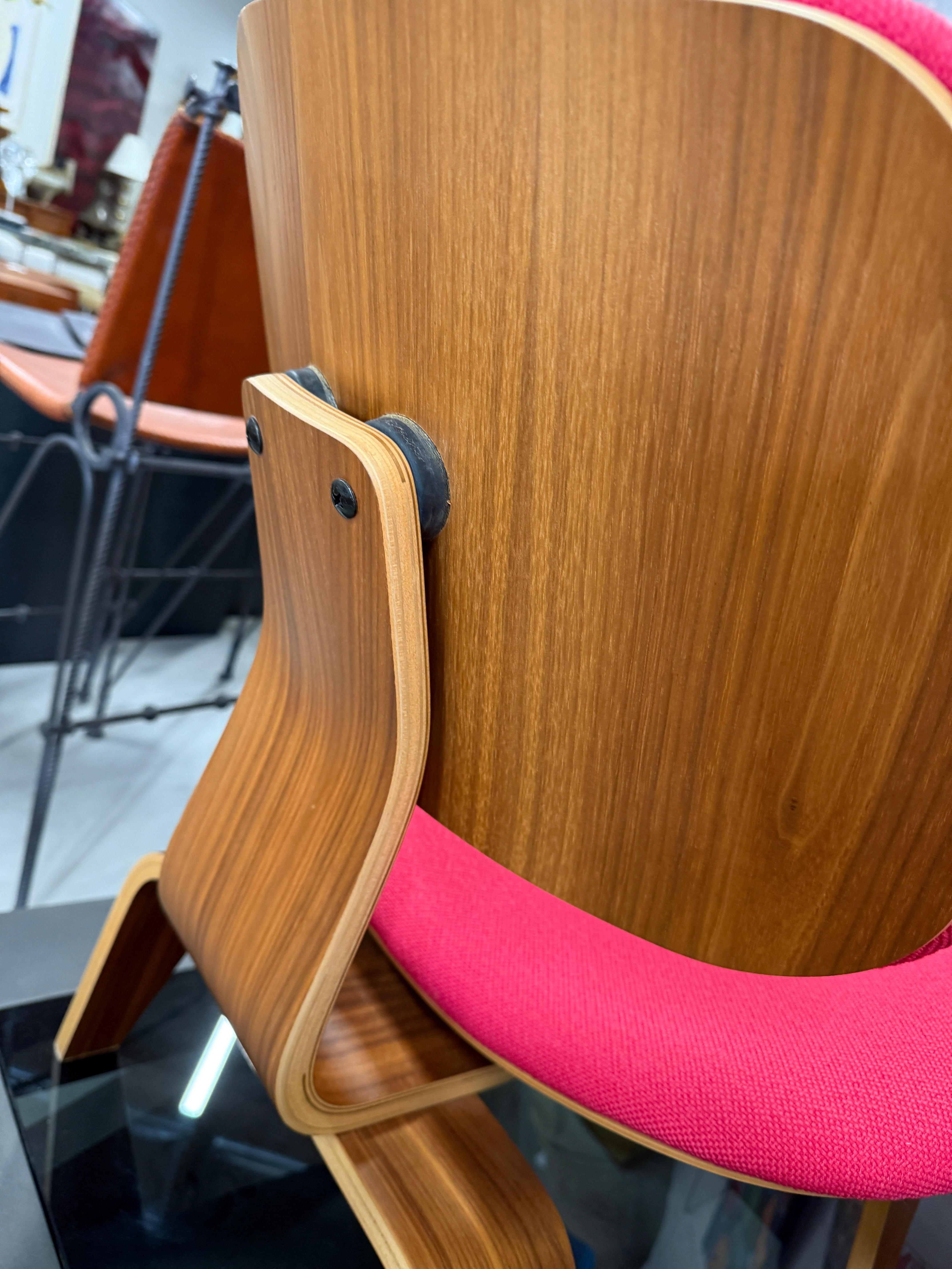 Tessuto Pr di sedie Herman Miller Eames in noce e rosa LCW in vendita
