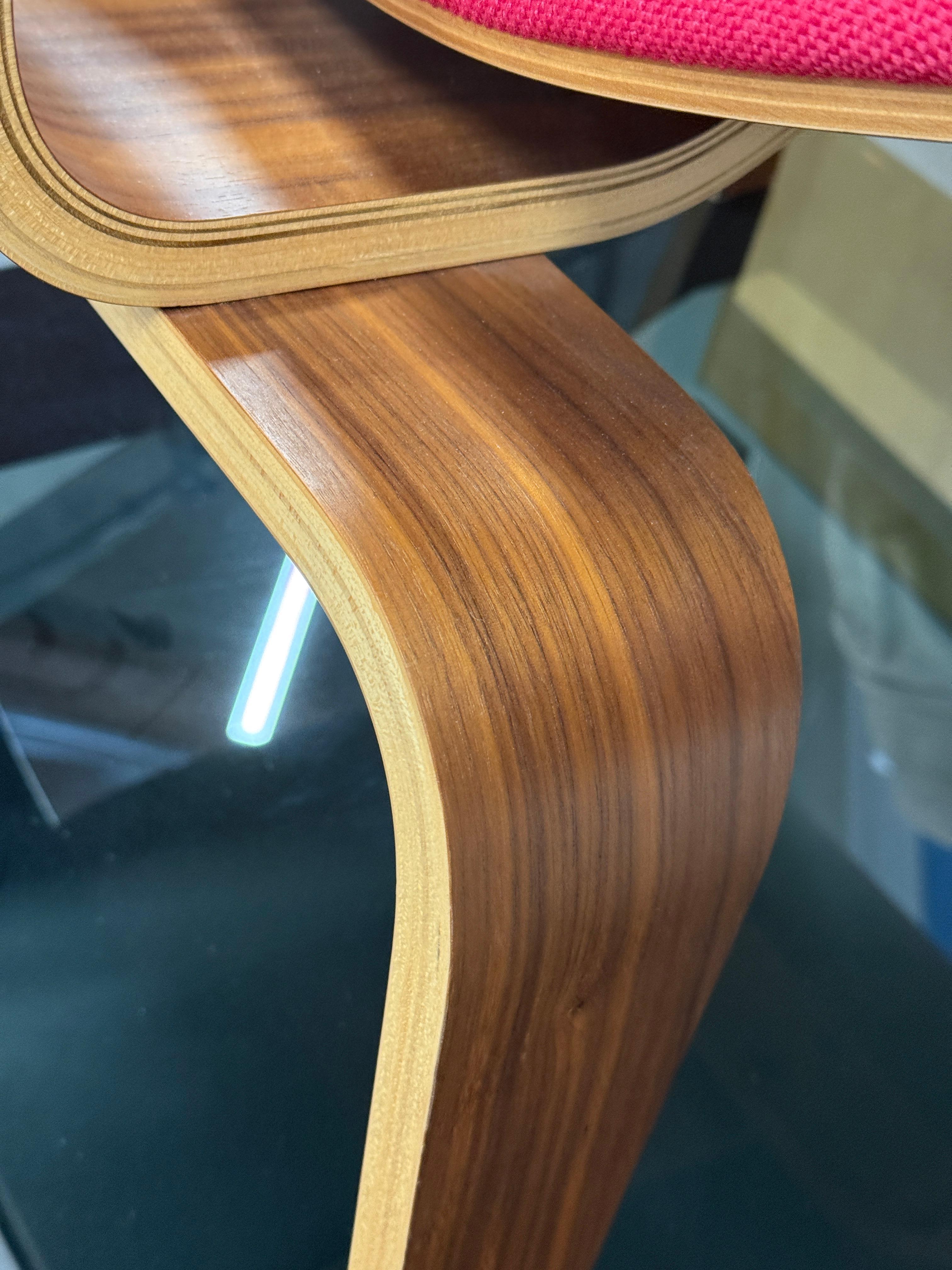 Pr di sedie Herman Miller Eames in noce e rosa LCW in vendita 2