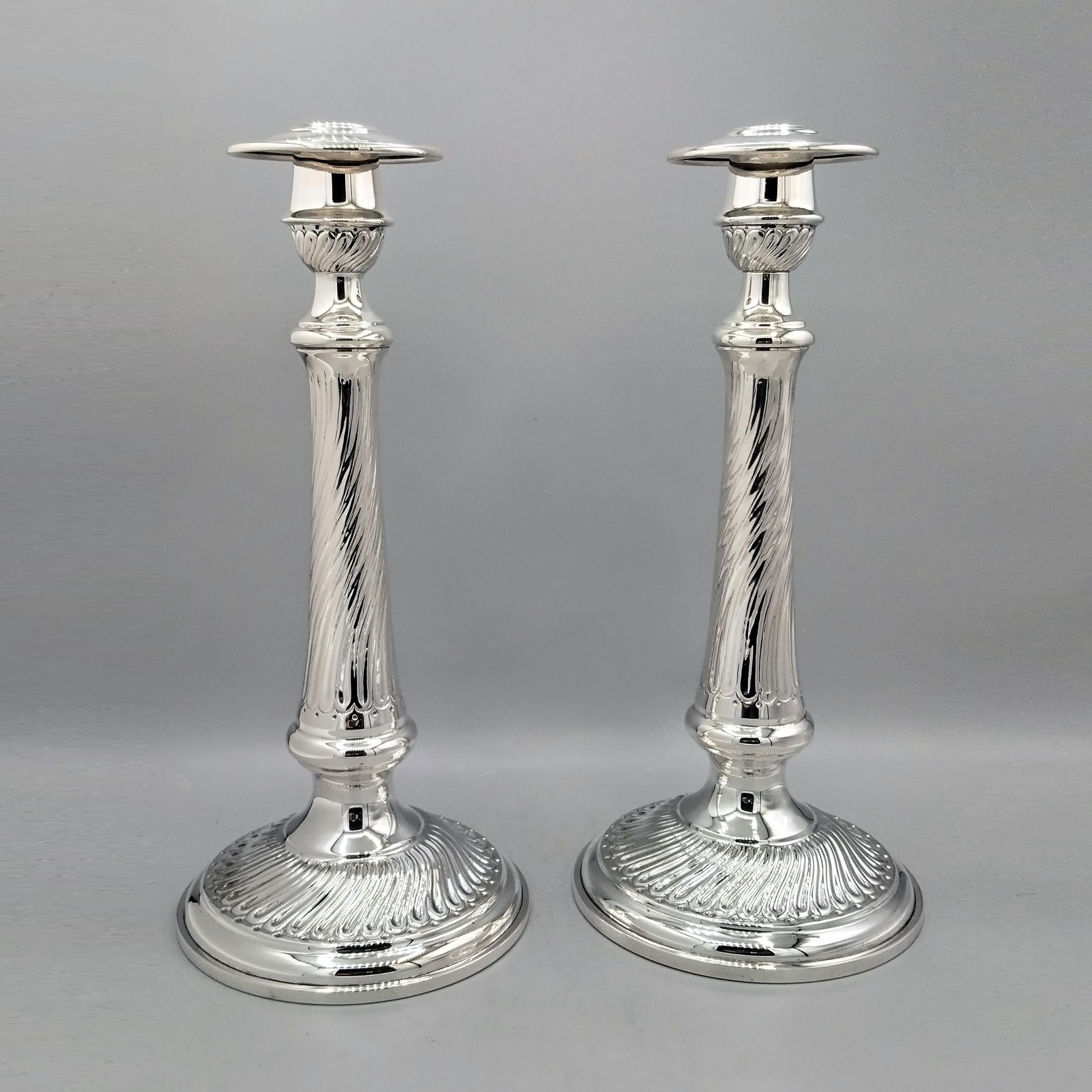 Coppia di candelieri italiani in argento sterling.
La base è rotonda e goffrata con motivi a torchon.
Intervallato da sezioni lucide, il gambo segue il design della base, così come la parte inferiore del candeliere.
I raccoglitori di cera sono