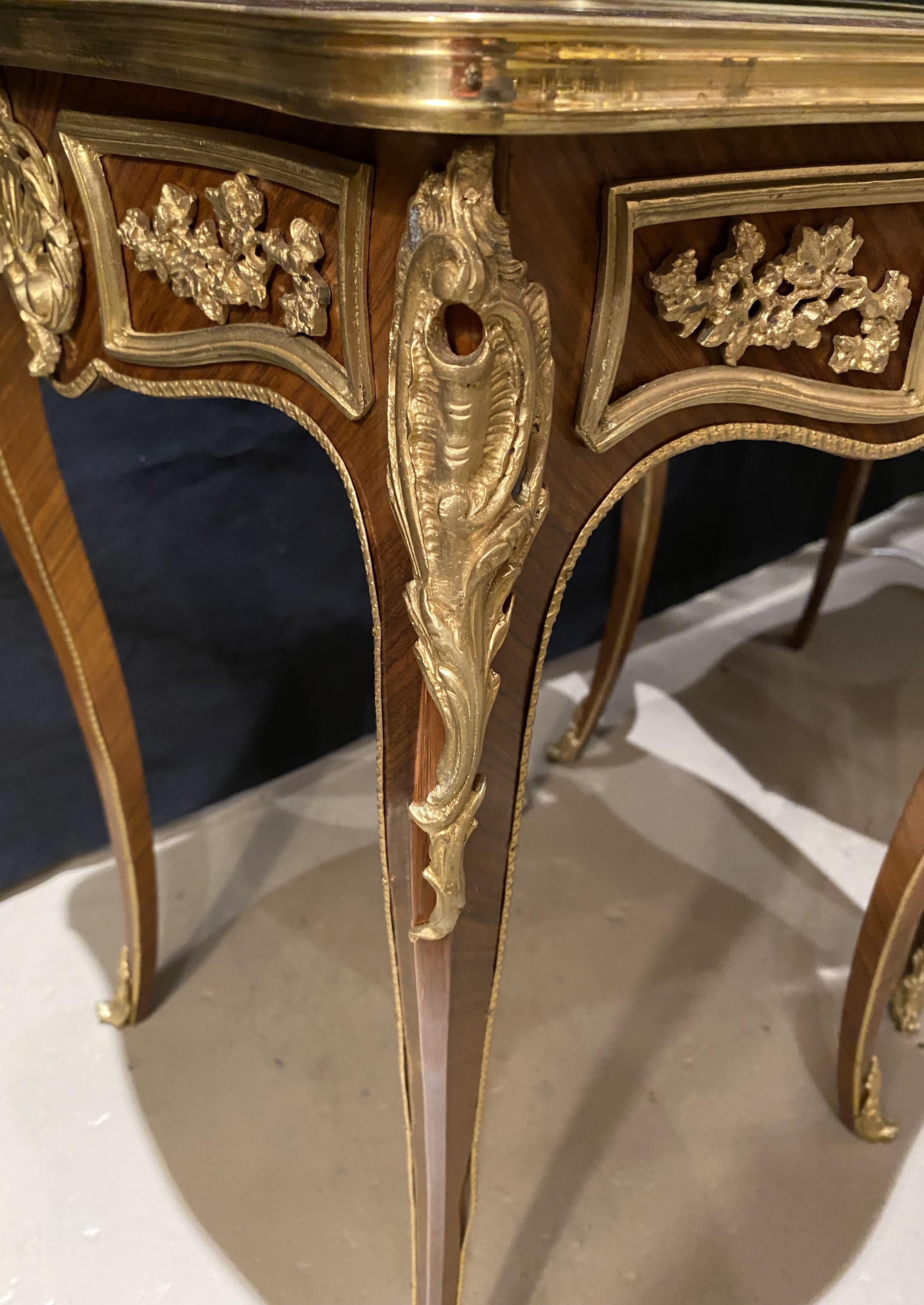 Pr von Louis XV Stil Kingwood Parkett quadratische Beistelltische mit vergoldeten Bronzebeschlägen im Angebot 3
