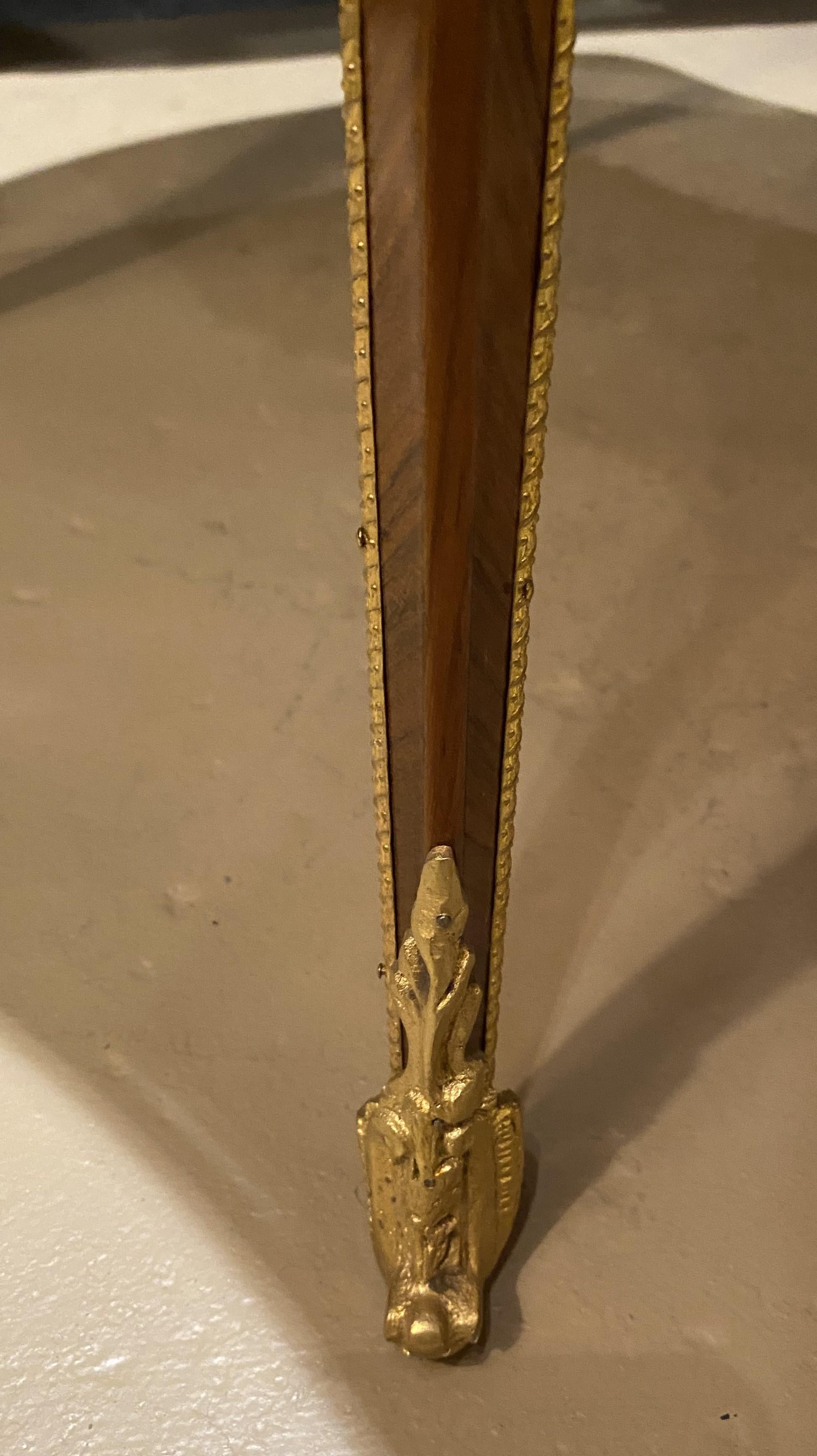 Pr von Louis XV Stil Kingwood Parkett quadratische Beistelltische mit vergoldeten Bronzebeschlägen im Angebot 4