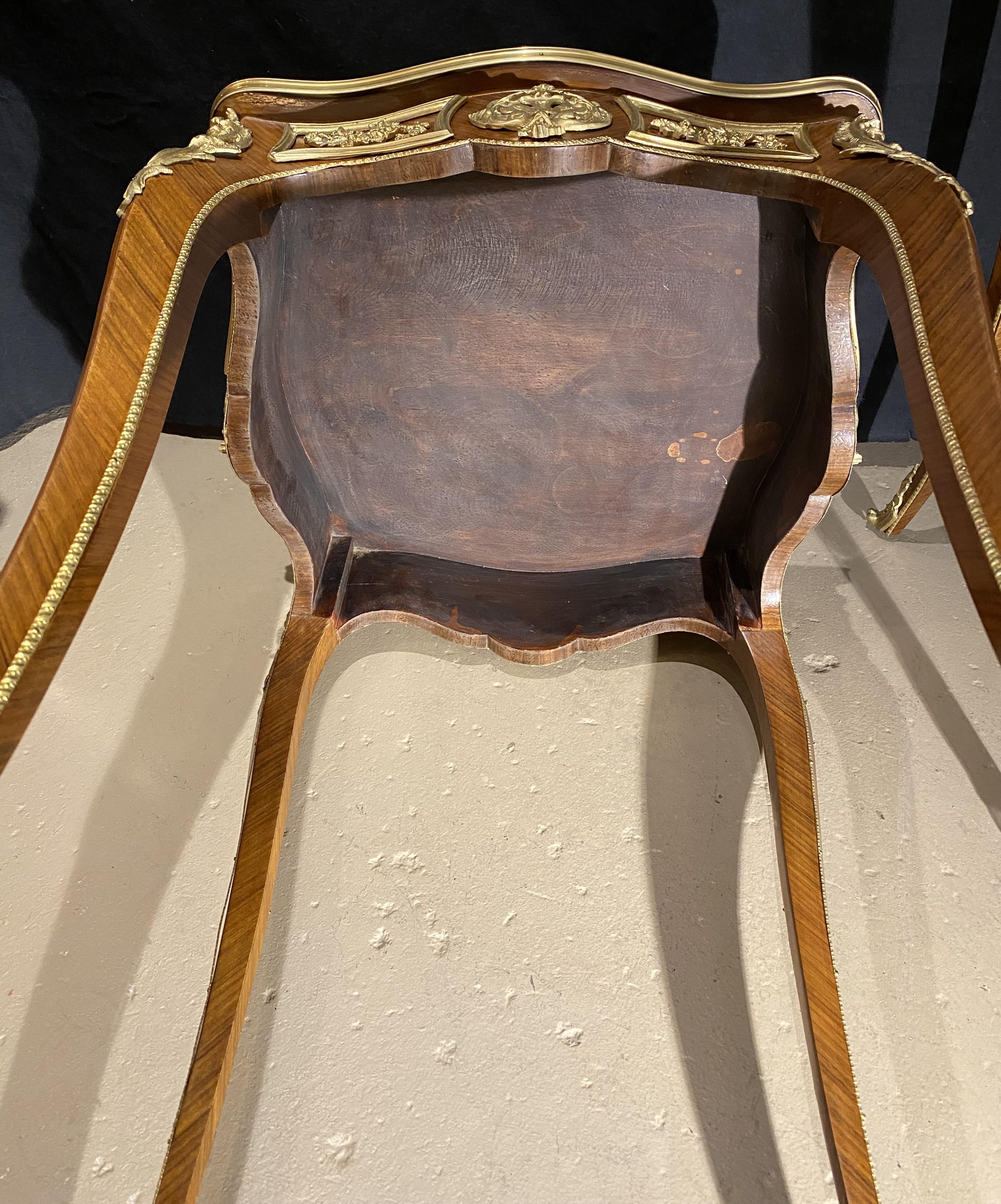 Pr von Louis XV Stil Kingwood Parkett quadratische Beistelltische mit vergoldeten Bronzebeschlägen im Angebot 5