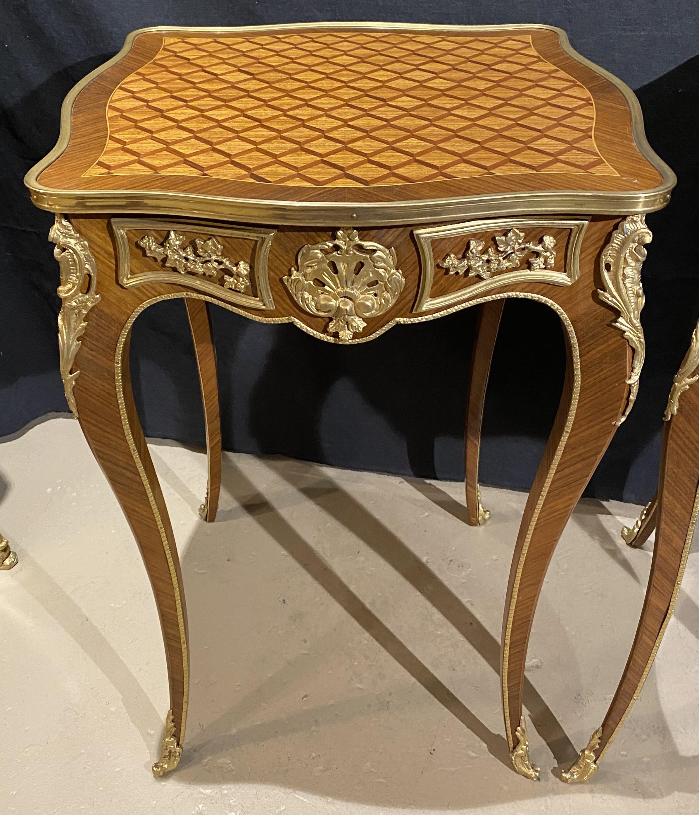 Ein wunderschönes Paar quadratischer Beistelltische aus Königsholzparkett im Louis-XV-Stil, akzentuiert mit verschnörkelten, blattförmigen, vergoldeten Bronzebeschlägen entlang jedes geformten Frieses, der Ecken und der Füße, mit zarten, sich