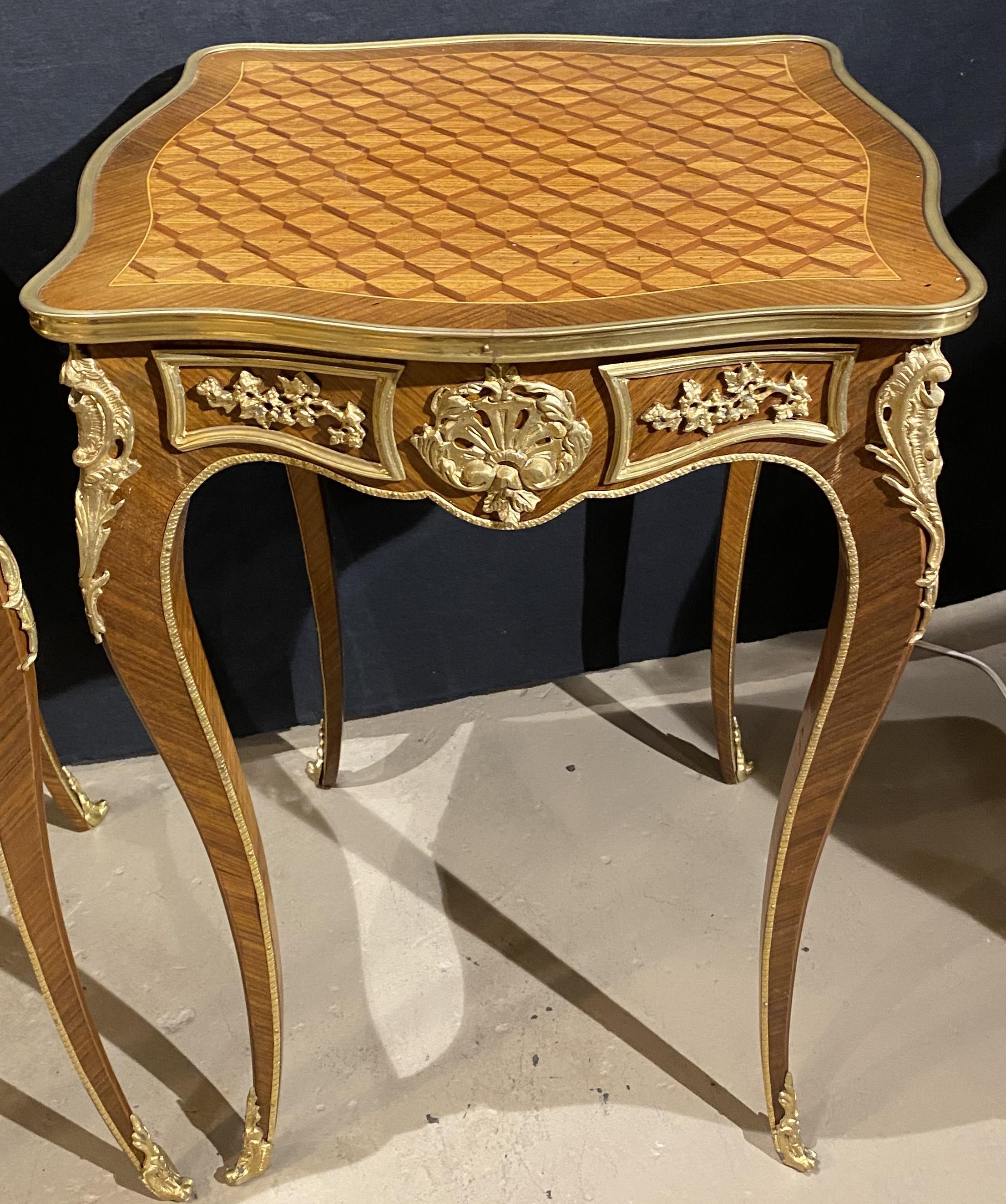 Pr von Louis XV Stil Kingwood Parkett quadratische Beistelltische mit vergoldeten Bronzebeschlägen (Louis XV.) im Angebot