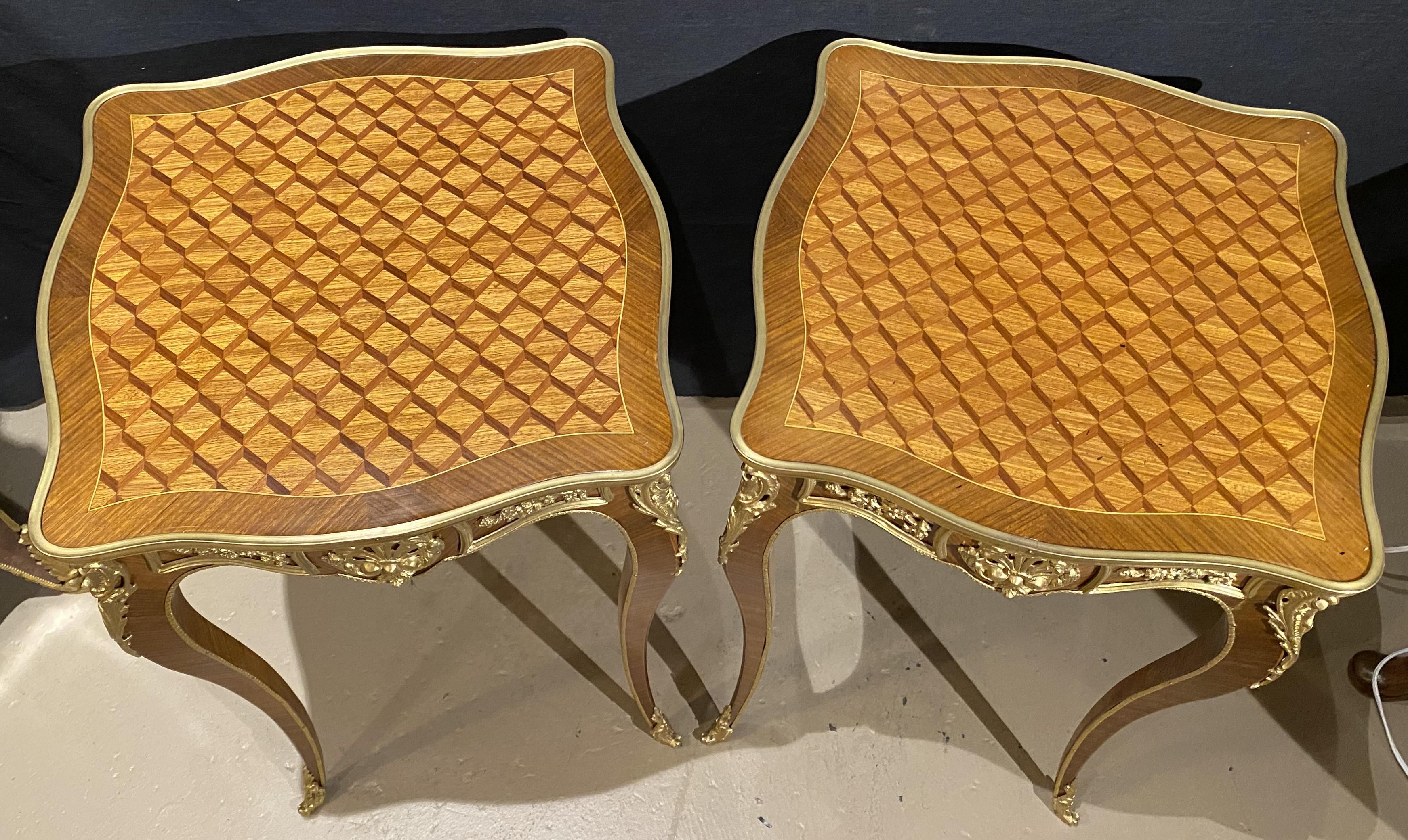 Pr von Louis XV Stil Kingwood Parkett quadratische Beistelltische mit vergoldeten Bronzebeschlägen (Französisch) im Angebot