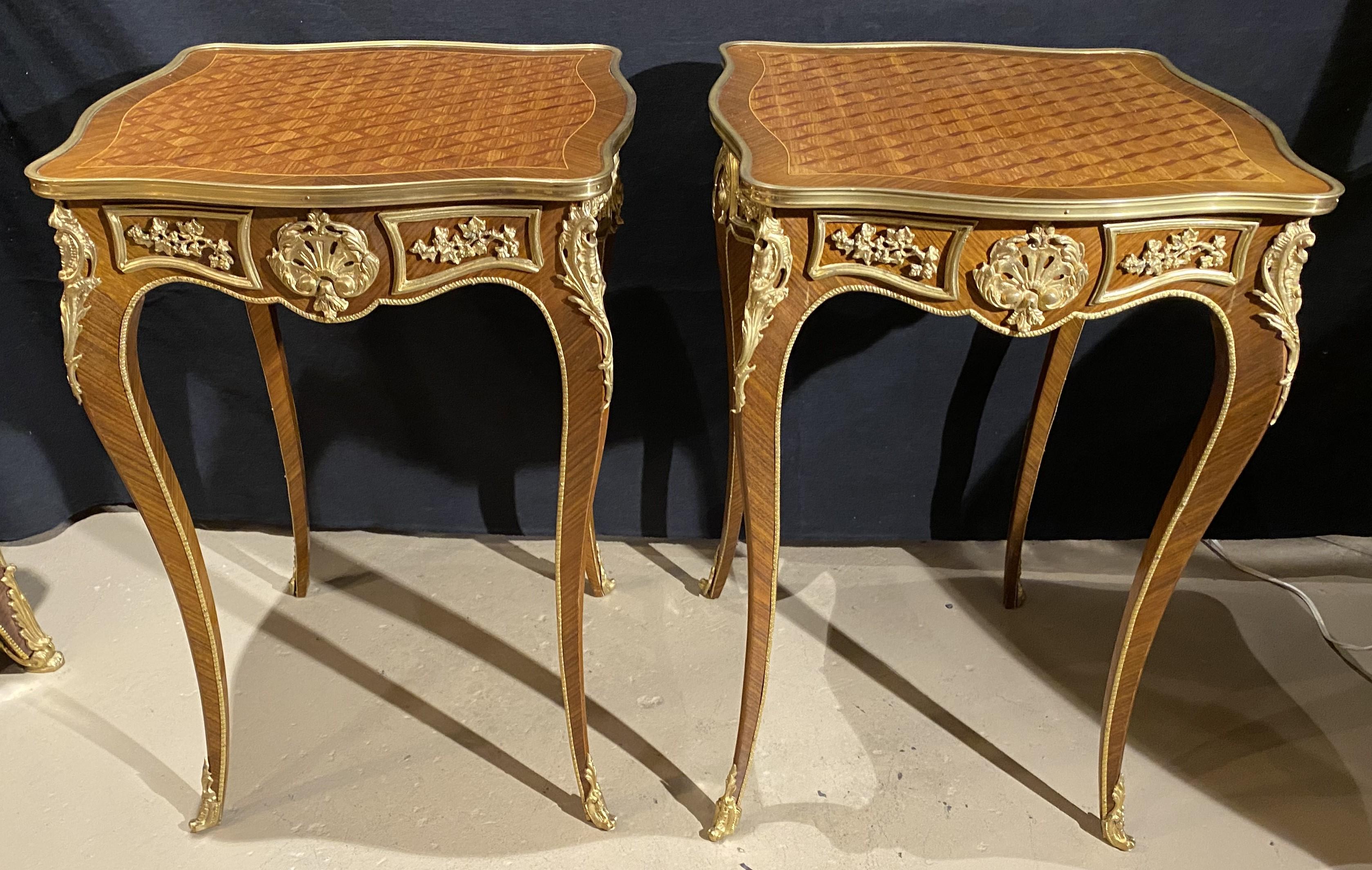 Pr von Louis XV Stil Kingwood Parkett quadratische Beistelltische mit vergoldeten Bronzebeschlägen (Gegossen) im Angebot